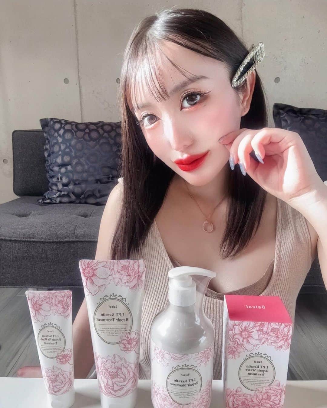 白咲えりかのインスタグラム：「Daleaf🌹 SNSで話題の韓国ヴィーガンヘアケアブランド  “Daleaf”  ダリーフの人気商品であるLPTシリーズの ローズエディション🌹  このローズエディションからQoo10限定で お洒落なgiftも貰えるとってもお得なセットが 販売されるよっ🩷  ダリーフ自体がサロンケアをお家で出来るっていうのが 有名なんだけどその中でも LPTシリーズは高濃度のタンパク質をたっぷり含んだ 製品でお家でサロンレベルのケアができるよ👸🩷 パサつく髪、ダメージヘアの方にお勧めかな✨  📍シャンプー 📍トリートメント 📍ウォータートリートメント 📍アウトバストリートメント 📍Special gift  これだけでヘアケア完成するBOXが 9月6日(水) 20時からDaleaf Brand LiveShopping(Qoo10アプリ内)で特別価格で販売されるよ！✨ 先着特典や抽選イベントもあるから とーーーってもお得だと思う🌹  パケも可愛すぎて眺めてるだけで幸せ🩷🩷🩷  @daleaf_jp  #アンバサダーdaleafコラボ #メガ割 #Qoo10 #Daleaf #PR #名古屋 #大阪 #東京 #福岡 #韓国ヘア #投資女子 #韓国コスメ  #love #韓国 #韓国ヘアケア  #韓国スキンケア #投資家  #20代投資家と繋がりたい #followforfollowback #いいね返し #instagood #instadaily #instagram #fire生活」