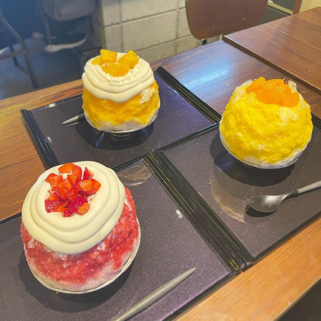 吉田恵芽のインスタグラム：「♡♡♡  ふわふわかき氷食べてたのー！！！🍧 美味しすぎたよ🤤♡ えめはいちご🍓  #吉田恵芽 #05 #ljk  #夏 #かき氷 #🍧 #ふわふわかき氷 #かき氷屋さん #かき氷部」