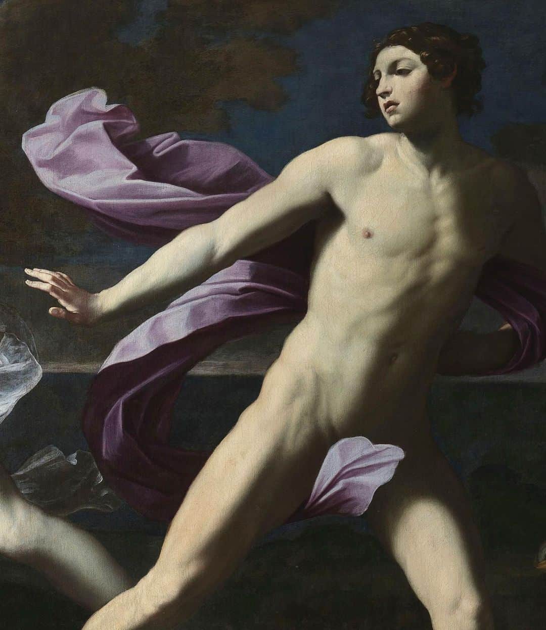 ルーブル美術館のインスタグラム：「#LouvreAnecdotes 🇫🇷 Savez-vous que Guido Reni a peint deux versions de son célèbre tableau Hippomène et Atalante?  - 🍎 Dans le mythe d’Atalante et Hippomène, raconté dans les Métamorphoses d’Ovide, Atalante, souhaitant s’opposer au mariage que lui a predit l’oracle, met ses prétendants au défi de la dépasser dans une course. Hippomène demande à Vénus un stratagème pour gagner. Celle-ci lui donne trois pommes d’or pour distraire la jeune femme.   - 🕰️ C’est entre 1615 et 1618 que Guido Reni peint cette première toile, prêtée par le @museoboscocapodimonte dans le cadre de l’exposition #NaplesAParis. L’artiste se concentre ici sur le moment crucial de l’épisode : Atalante arrête sa course pour ramasser la deuxième pomme d’or.   - 👀 Une autre version, actuellement conservée au @museoprado, fut réalisée vers 1619 par le peintre. La toile du musée de Capodimonte se distingue par son savant contraste chromatique et sa maîtrise du clair-obscur. Venez l’admirer dans la grande Galerie jusqu’au 8 janvier !   ∴ 🌎 Did you know that Guido Reni painted two versions of Hippomenes and Atalanta?   - 🍎 In the myth of Atalanta and Hippomenes, told in Ovid's Metamorphoses, Atalanta, wishing to oppose the marriage foretold to her by the oracle, challenges her suitors to a race. Hippomenes asks Venus for a stratagem to win. She gives him three golden apples to distract the young woman.   - 🕰️ It was between 1615 and 1618 that Guido Reni painted this first work, currently on loan from the Museo di Capodimonte as part of the “Naples in Paris” exhibition. Here, the artist focuses on the crucial moment of the episode: Atalanta stops her race to pick up the second golden apple.   - 👀 Another version, currently in the Prado Museum in Madrid, was painted around 1619. The painting in the Capodimonte Museum is distinguished by its skilful chromatic contrast and mastery of chiaroscuro. Come and admire it in the Grande Galerie until January 8! - 📷 © Musée du Louvre / Nicolas Bousser  . . . #Louvre #MuséeDuLouvre」