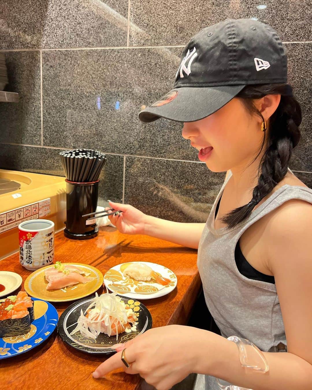yuanのインスタグラム：「金沢旅行-ご飯- 美味しかった、、胃袋が、、 ・ ・ 📍もりもり寿司 📍近江町市場 📍COIL 📍能登牛ひつまぶし店 もんぜん 📍フルーツパーラー 📍箔一 📍寄観亭 📍ゴーゴーカレー 📍AMIYA」