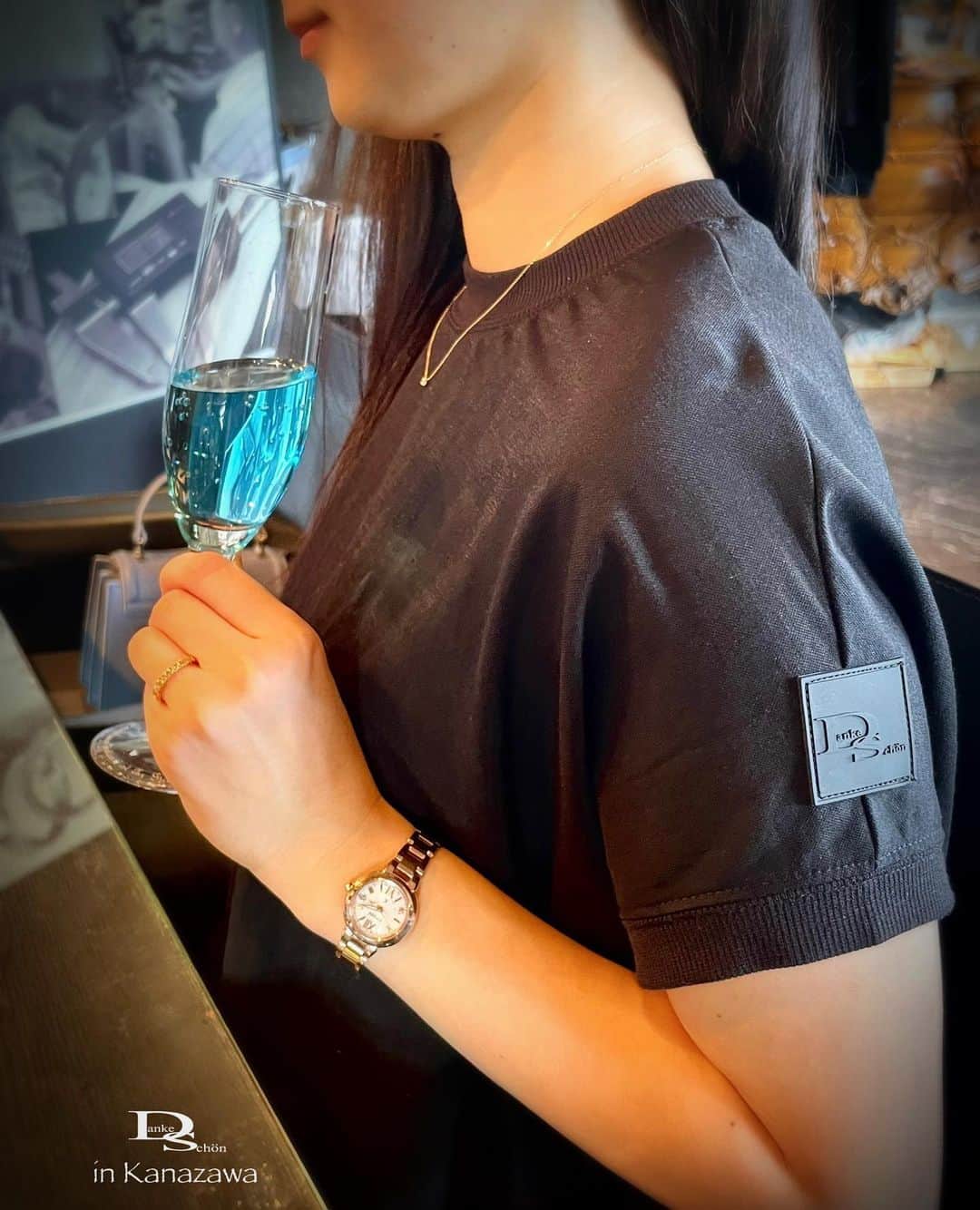 のインスタグラム：「・ ・ ハイ🙌🏻 今日のバウアーさんは こっち…🤭 ・ ・ 昨年発売したオリジナルの Tシャツワンピースを来て登場✨ ・ ・ 構想を練り…思いを形にしてくださる 業者様を探し発売に漕ぎ着けて ・ ・ そして！ ｢コレが良い🙌🏻」と言って 購入くださる気持ちが嬉しいし ・ ・ こんな風に翌年の夏にも 着てくれて嬉しいです。 ・ ・ こんな姿を見ると 応援してくださって 支えてくださっているのだと有難い🙏 ・ ・ 彼女には次なる思いがあるらしく 密会に密会を重ね決意したみたい🤭 ・ ・ いや〜ぁ 若いっていいなぁ〜🤣 ・ ・ 潔さは男前の彼女 まだまだ彼女の｢真円物語」は続く… ・ ・ 今回の投稿は彼女がこのアングルで 撮影して欲しいと御要望を頂き ・ ・ どうやら 記念写真とも言えるかな？🤭 ・ ・ ・ ・ ・  【工業系 鍛造削り出し】 🇩🇪クリスチャンバウアー 専門店 ・ ・ ワンランク上をいくノウハウの クリスチャンバウアーの選び方なら 『Danke schön 』 ・ ・ ・ —— 𝐃𝐚𝐧𝐤𝐞——— ▪︎ Instagramプロフィール 🔜 @danke2005  —————————————————————𝐒𝐜𝐡⍥𝐧——— ・ ・ #クリスチャンバウアー金沢 #鍛造指輪 #鍛造リング #結婚指輪 #結婚指輪オーダー #切削加工 #結婚指輪探し #結婚指輪選び #指輪探し #指輪選び #マリッジリング #結婚指輪金沢 #金沢結婚指輪 #セカンドリング #結婚指輪買い替え #地金屋鍛造 #ブライダルリング #結婚記念日 #ベビーリング #ドイツリング #自分へのご褒美 #クリスチャンバウアーダンケ #クリスチャンバウアーdanke   ------------------------------------------✈︎ ---------  鍛造削り出し 🇩🇪クリスチャンバウアー 専門店 『𝐃𝐚𝐧𝐤𝐞 𝐬𝐜𝐡⍥𝐧』 ・ • 営業時間 am11:00〜pm9:00 • 定休日 : 木曜日 • 駐車場 : 店舗前OK • ご予約 : 優先 ・ ・ ——𝐃𝐚𝐧𝐤𝐞——————————————— ▪︎トップページ 🔜 @danke2005 ———————————————————-𝐒𝐜𝐡⍥𝐧—————」