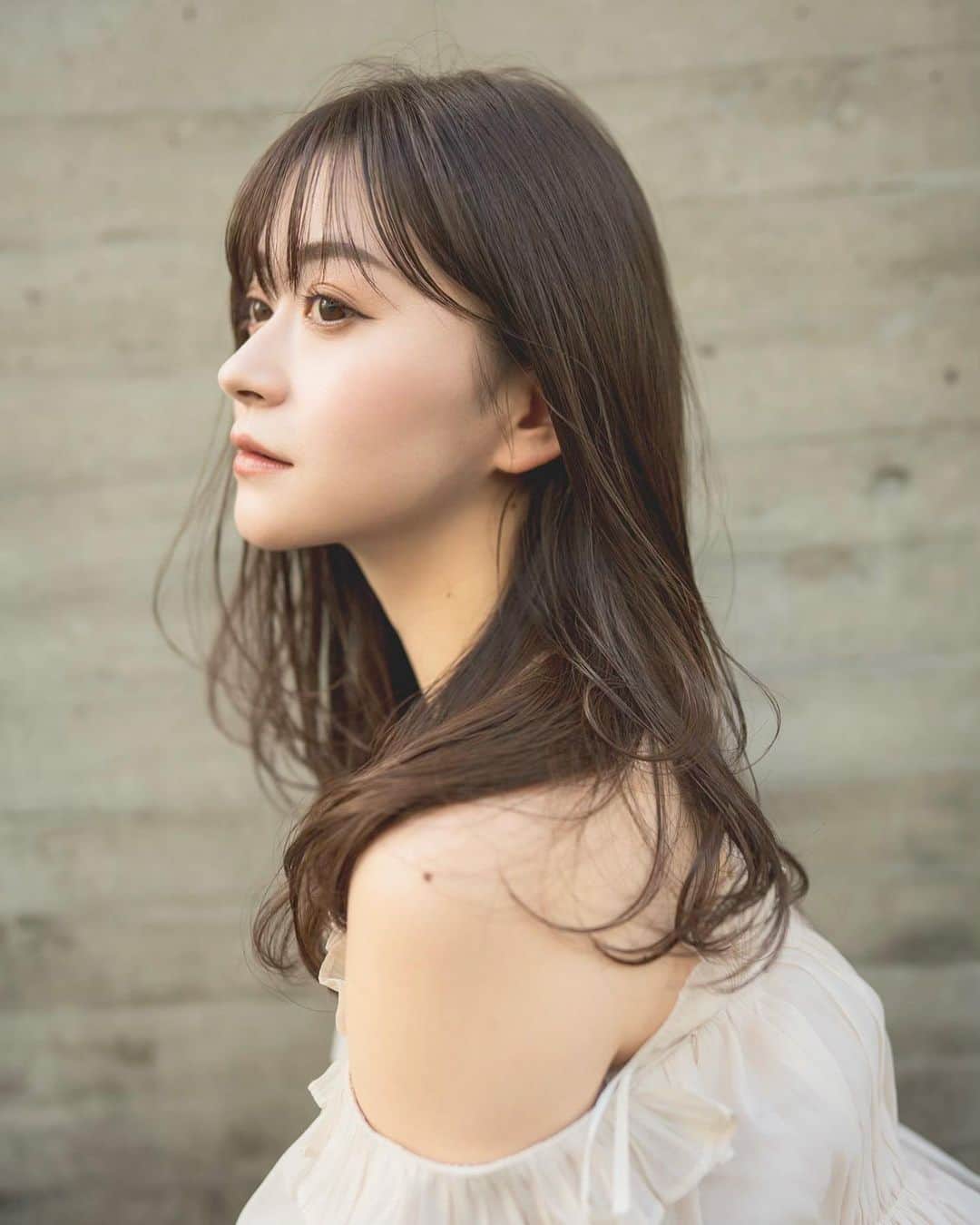 齋藤純也のインスタグラム：「ロングレイヤースタイル✂︎  柔らかい動きのあるデザインがこだわりです💇‍♀️ ハサミの入れ方が髪の毛の動きを変えます 骨格と輪郭と髪質に合わせて誰よりも似合う特別なヘアスタイルを♩  ✴︎PRICE✴︎ カット✂︎7700円 カラー✂︎7700円  カットなしの場合シャンプーブロー料金+2200円 カラーはトリートメントin処方で圧倒的な艶感と手触りをプラスします。 ブリーチor3Dハイライト施術はプラス7700円です。 パーマ✂︎7700円 トリートメント✂︎種類多数によりカウンセリングで決めさせていただきます。5500円〜11000円 縮毛矯正✂︎17600円、前髪のみは6600円 ・ ネット予約が×の所もお電話かDMで時間調整できますので気軽にご連絡ください！ kelly.表参道本店　A1出口より徒歩45秒 東京都渋谷区神宮前5-2-5 JY表参道ビル２Ｆ kelly. ・ ・ ✔️群馬県伊勢崎市で出勤するスケジュールは隔週水曜日です。 群馬店は料金が異なります、お問い合わせください 群馬のご予約はＤＭまたは ホットペッパービューティーで  kelly. by L.O.G 検索✂︎ 在籍日程が少なくて申し訳ありません。 薬剤は最新のものを揃えました 群馬県伊勢崎市宮前町146-1」