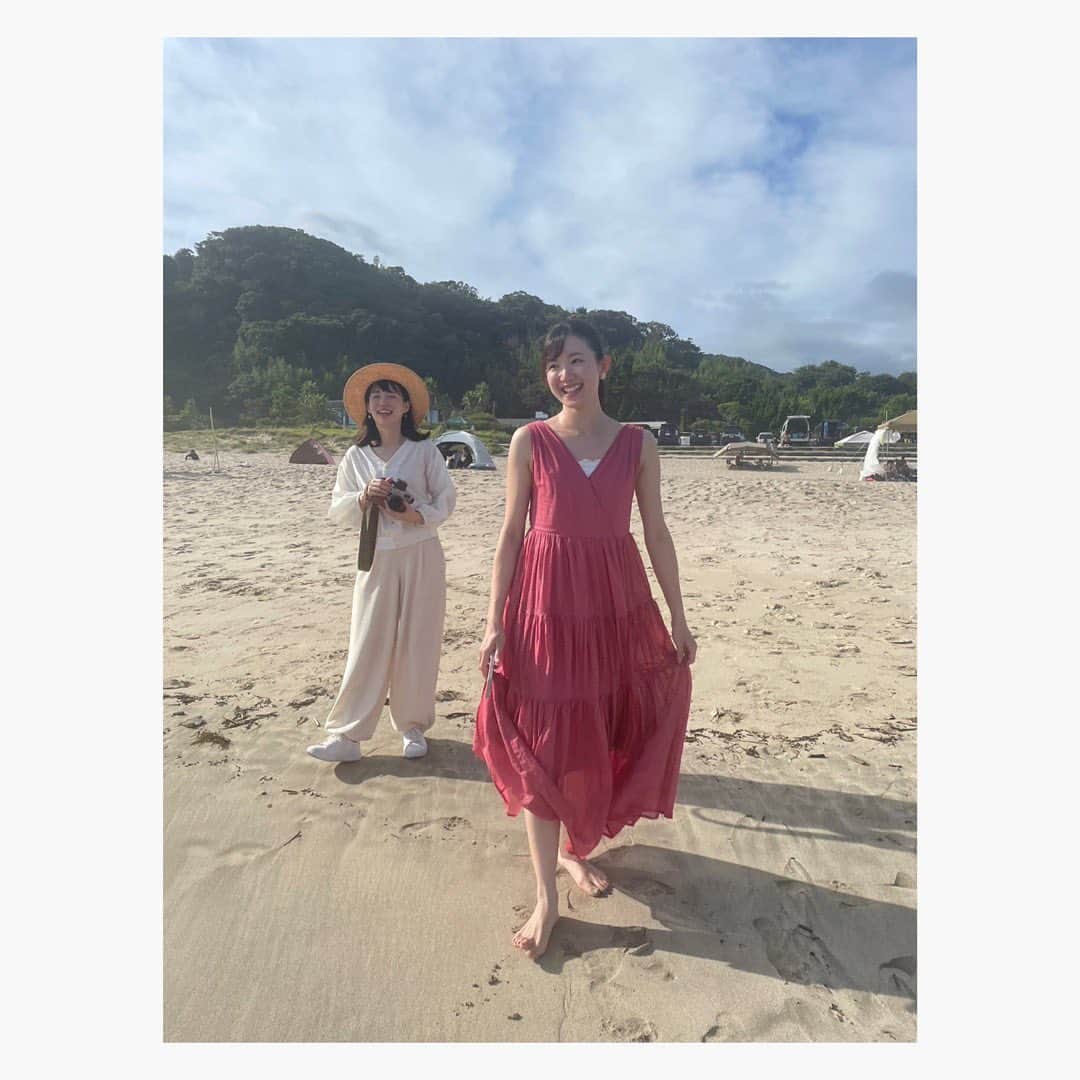 のインスタグラム：「グループLINEのアルバムに みんなからの写真が増えてくるので もう少し。 夏のかわいいお嬢さんと 絶対に焼けたくない&蚊に刺されたくない 真っ白ドンタコスも載っけとくね。 後輩はみんな可愛いです。＾＾ 浜辺でマイペースに巨峰食べてたら シュールで笑われた。（笑） 暑いし水分多い果物おいしいよね…？ ビーサン持ってたけど 結局スニーカーで乗り切った。 なので足の甲は死守した。 が、顔と手はやっぱり焼けたなー。」