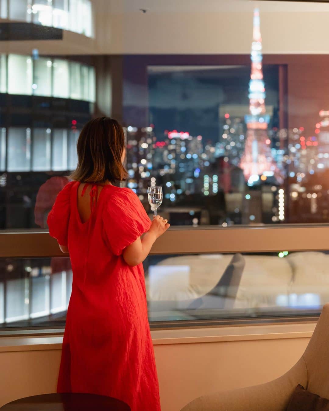 グランドハイアット東京さんのインスタグラム写真 - (グランドハイアット東京Instagram)「六本木ならではの景色がお楽しみいただける東側、沈みゆく夕日は富士山が望める西側、皆さまはどちらがお好みですか？  東側がお好きな人は🗼、西側がお好きな人は🗻をコメントして教えてください！  Which side of Grand Hyatt Tokyo has the most breathtaking view, the glittering Roppongi cityscape to the east or the sunset vistas of Mt. Fuji to the west?   Drop a 🗼 in the comments for east, and a 🗻 for west!  #グランドハイアット東京 #grandhyatttokyo #grandhyatt #hyatt #worldofhyatt #tokyo #roppongihills #東京タワー #tokyotower #スイートルーム」9月4日 19時30分 - grandhyatttokyo