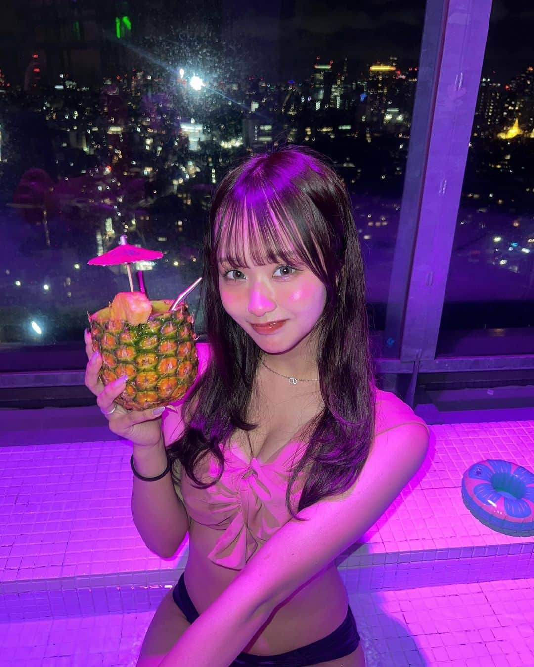 森脇梨々夏さんのインスタグラム写真 - (森脇梨々夏Instagram)「ナイトプール🍍🍹 キラキラしてて素敵空間すぎました、、🥲💓  @soak_jpn さん ありがとうございました😖💓  #ナイトプール #プール」9月4日 19時25分 - ririka_0508