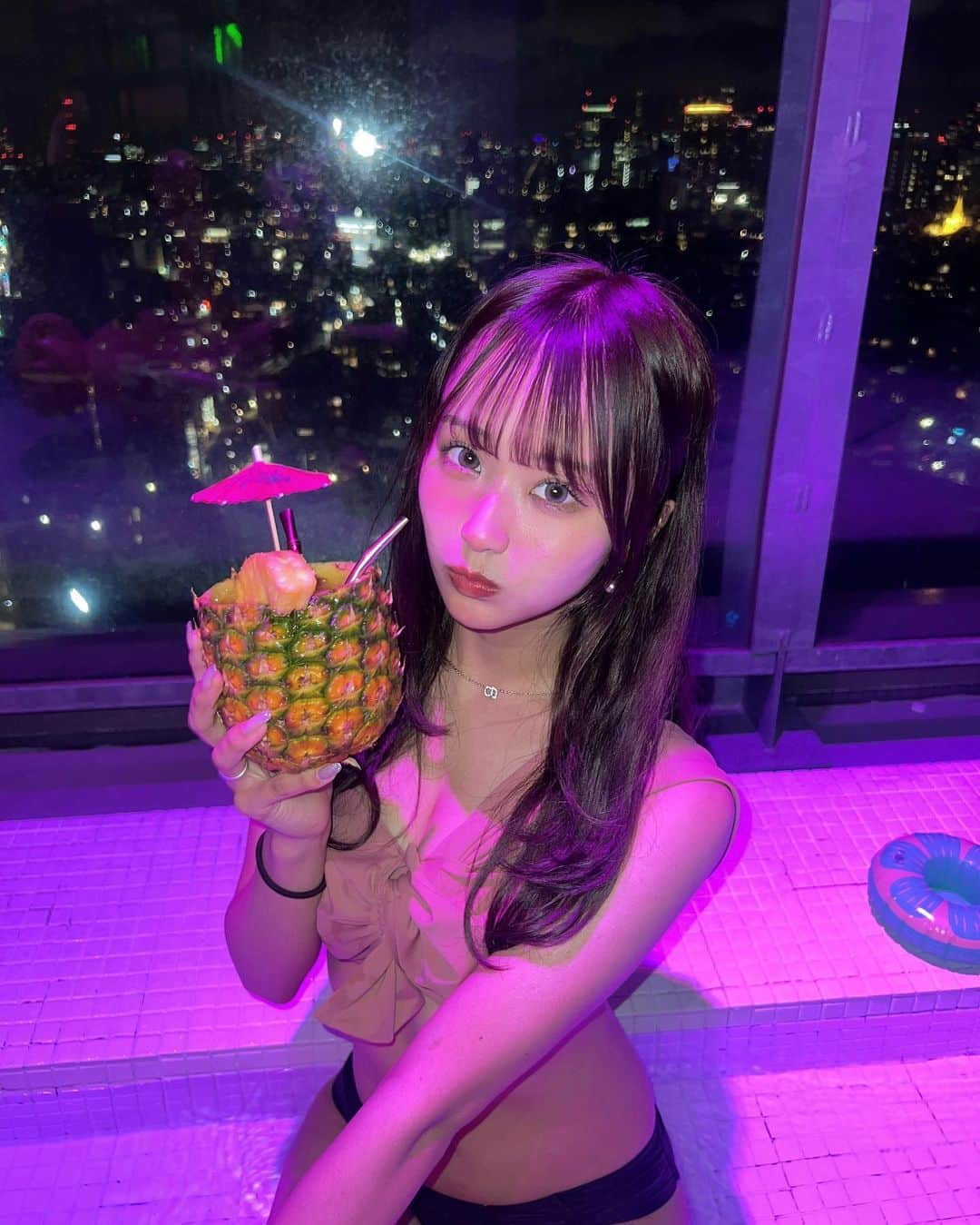 森脇梨々夏さんのインスタグラム写真 - (森脇梨々夏Instagram)「ナイトプール🍍🍹 キラキラしてて素敵空間すぎました、、🥲💓  @soak_jpn さん ありがとうございました😖💓  #ナイトプール #プール」9月4日 19時25分 - ririka_0508