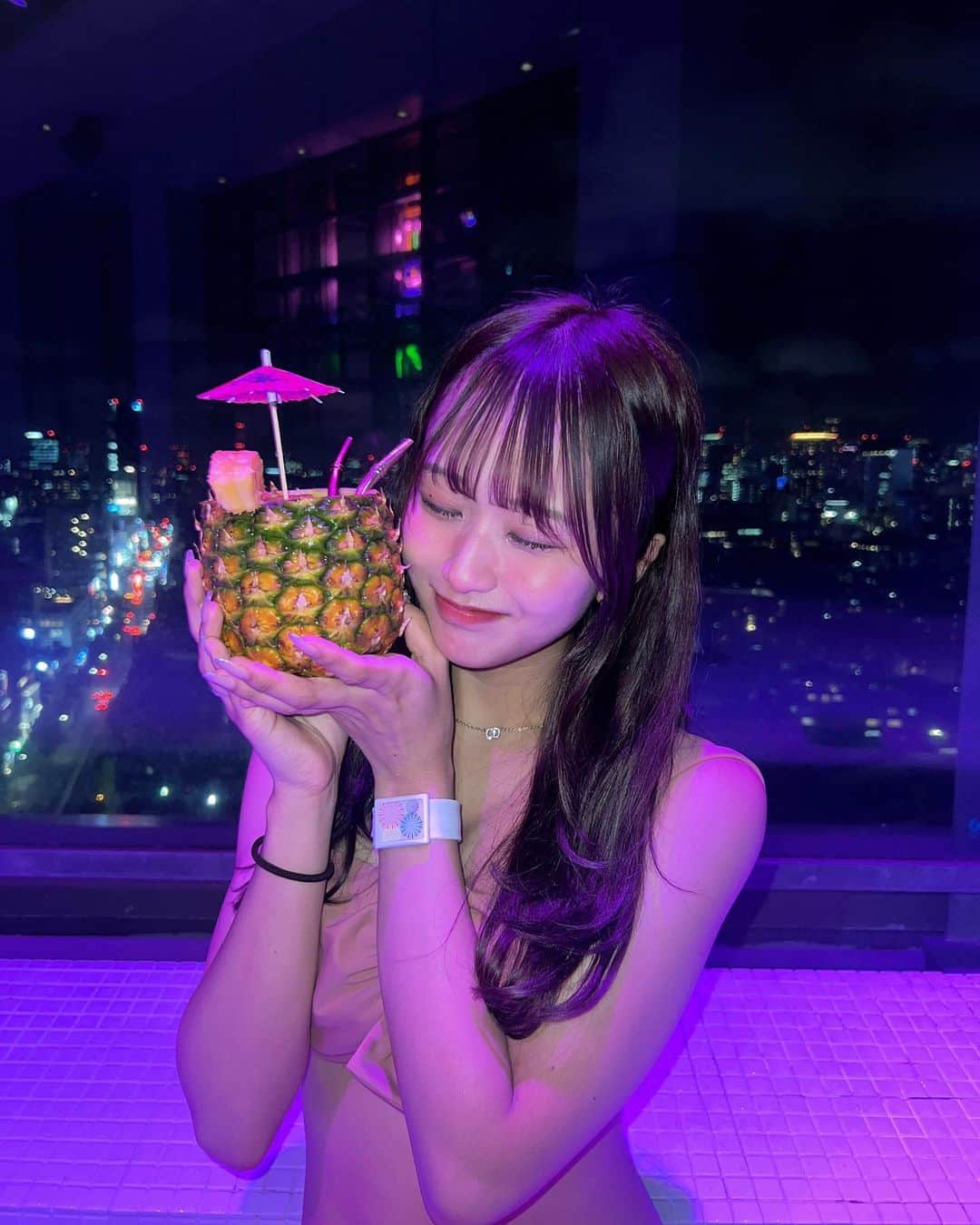 のインスタグラム：「ナイトプール🍍🍹 キラキラしてて素敵空間すぎました、、🥲💓  @soak_jpn さん ありがとうございました😖💓  #ナイトプール #プール」