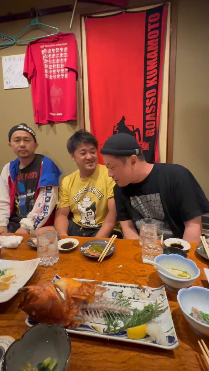 上江洌清作のインスタグラム：「ワンチャンフェス前夜  熊本にて  おじさんだらけの誕生日会👏🎂🎉  #mongol800   #モンパチ」