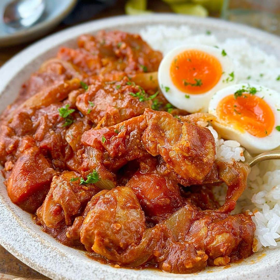 のインスタグラム：「今日はトマト缶と鶏肉を使った無水カレーをご紹介します🤗✨ この無水カレーは鶏肉と野菜のうま味がギュッと凝縮されて、トマト缶の酸味とマッチしてめちゃウマです😋💕 さらに隠し味のヨーグルトがコクを加えてくれます🙌🏻 どうしてもトマトの酸味が強くて角が立ちやすいので、今回はお子さまも食べやすいように大さじ１の砂糖を加えて味をまろやかにしていますよ😊 味付けはお好みの市販のカレールーにお任せです👍🏻 それでは作り方をご紹介します✨         トマト缶と鶏肉で♬ うま味たっぷり無水チキンカレー♬  【材料】３〜４人分 ◎ご飯・・・適量 ◎鶏もも肉・・・４００g ◎玉ねぎ・・・１玉 ◎にんじん・・・１本 ◎カットトマト缶・・・１缶(４００g) ◎ヨーグルト(無糖)・・・２００g (先入れ) ◎バター・・・２０g ◎塩こしょう・・・少々 ◎しょうが(チューブ)・・・小さじ１ ◎にんにく(チューブ)・・・小さじ１ (後入れ) ◎カレールー・・・１／２箱(４皿分) ◎砂糖・・・大さじ１ (お好みで) ◎ゆで卵・・・・適宜         【作り方】 １．玉ねぎはくし切り、にんじんは半月切り、鶏肉は一口大に切ります。   ２．鍋にバターを溶かし、鶏肉に塩こしょうで下味をつけ、しょうが、にんにくを加えて中火〜強火で炒めます。   ３．鍋に玉ねぎとにんじんを加え、玉ねぎが透明になるまで炒めたらトマト缶、ヨーグルトを加えて軽く混ぜ合わせ、蓋をして中火〜弱火で２０分煮込みます。  ４．２０分経ったら蓋を取りカレールー、砂糖を加えて焦げないように混ぜながら５分程度煮込みます。  ５．全体にとろみがついたらごはんと一緒に器に盛り付け、お好みでゆで卵をトッピングしていただきましょう。    さっぱりトマトの酸味に隠し味のヨーグルトがコクを加えてくれて、お子さまから大人までみんな大喜び間違いなしです😋💕 辛さはお好みに合わせてカレールーで調整してくださいね🙌🏻 暑い日にもがっつり食べられるさっぱりカレーなので、ぜひお試しください😆🙌🏻  より詳しいレシピはお手数ですがブログを見てください🤗✨ プロフィール欄のURL(@shinya6727 )、もしくはストーリーズのスワイプから飛べます😌✨  【お知らせ】 私の２冊目のレシピ本、「しにゃのやみつき！つまみ飯」重版されております🙌🏻 いつも応援してくださる皆さまのおかげです😂🙏 なるべくシンプルな食材や調味料、どこにでもある調理器具を使って作れるやみつきレシピをまとめた１冊になっております📚 お料理が好きな方も苦手な方も楽しんでいただける内容になっています😊  いつも通りの鶏むね肉やもやし、厚揚げといった、リーズナブルでヘルシーな食材を使った大満足レシピを多数掲載してます🙌🏻 とにかく幅広い方のお役に立てるレシピ本となっていますので、多くの方に手に取っていただけたら嬉しく思います😌🙏 お買い求めはAmazon、楽天などのネット通販か、全国の書店で📚 どうぞよろしくお願いします😊 ・ ・ ・ #レシピ #recipe #簡単レシピ #料理 #cooking #おうちごはん #おうち飲み #カレー #curry #トマト #tomatoes #おつまみ #チキンカレー #chicken #鶏肉」