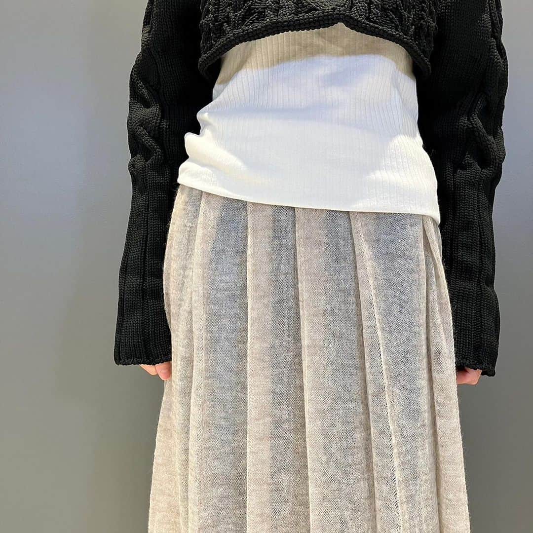 BEAMS JAPANさんのインスタグラム写真 - (BEAMS JAPANInstagram)「. 【WOMENS STAFF STYLING】  ショート丈のセーターは、様々なアイテムとの重ね着で表情が変わるのでオススメです。モヘヤベースの透け感が可愛い＜AURALEE＞のスカート。パンツやパキッとした色のスカートを下に合わせて楽しみたいです。 Staff 153cm  ＜RhodolirioN＞ Short Turtle Fisherman Sweater ¥26,400-(inc.tax) Item No.61-15-0981  ＜AURALEE＞ KID MOHAIR SHEER KINT PLEATED SKIRT ¥41,800-(inc.tax) Item No.13-27-0058  ＜converse＞ ALL STAR JAPAN OX  ¥14,300-(inc.tax) Item No.13-31-0719  BEAMS JAPAN 3F ☎︎03-5368-7317 @beams_japan #rhodolirion #auralee #converse #beams #beamsboy #beamsjapan #beamsjapan3rd #beamsjapanwomens #beamsstaffstyling Instagram for Womens staff stylings Blog for Recommended」9月4日 19時35分 - beams_japan