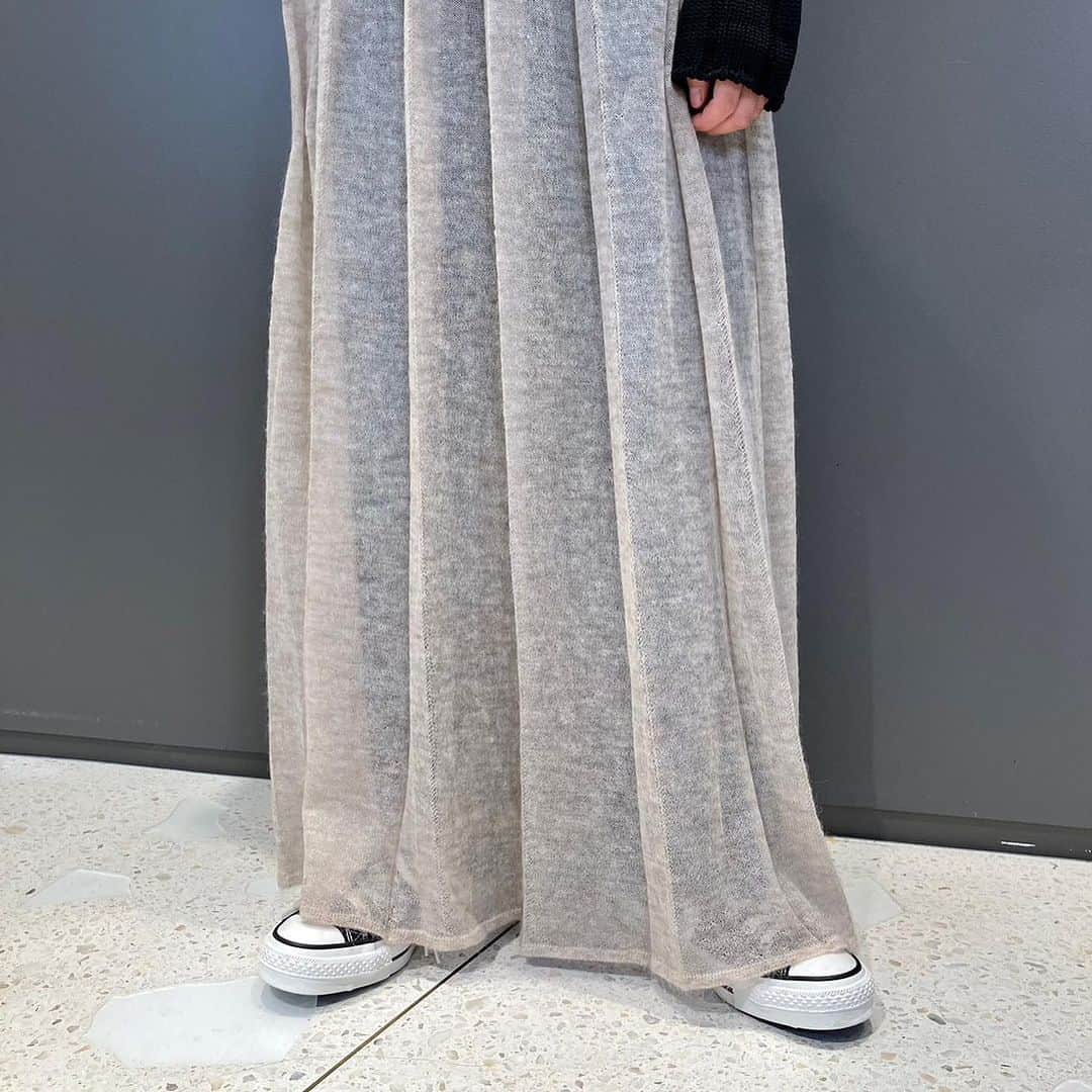 BEAMS JAPANさんのインスタグラム写真 - (BEAMS JAPANInstagram)「. 【WOMENS STAFF STYLING】  ショート丈のセーターは、様々なアイテムとの重ね着で表情が変わるのでオススメです。モヘヤベースの透け感が可愛い＜AURALEE＞のスカート。パンツやパキッとした色のスカートを下に合わせて楽しみたいです。 Staff 153cm  ＜RhodolirioN＞ Short Turtle Fisherman Sweater ¥26,400-(inc.tax) Item No.61-15-0981  ＜AURALEE＞ KID MOHAIR SHEER KINT PLEATED SKIRT ¥41,800-(inc.tax) Item No.13-27-0058  ＜converse＞ ALL STAR JAPAN OX  ¥14,300-(inc.tax) Item No.13-31-0719  BEAMS JAPAN 3F ☎︎03-5368-7317 @beams_japan #rhodolirion #auralee #converse #beams #beamsboy #beamsjapan #beamsjapan3rd #beamsjapanwomens #beamsstaffstyling Instagram for Womens staff stylings Blog for Recommended」9月4日 19時35分 - beams_japan