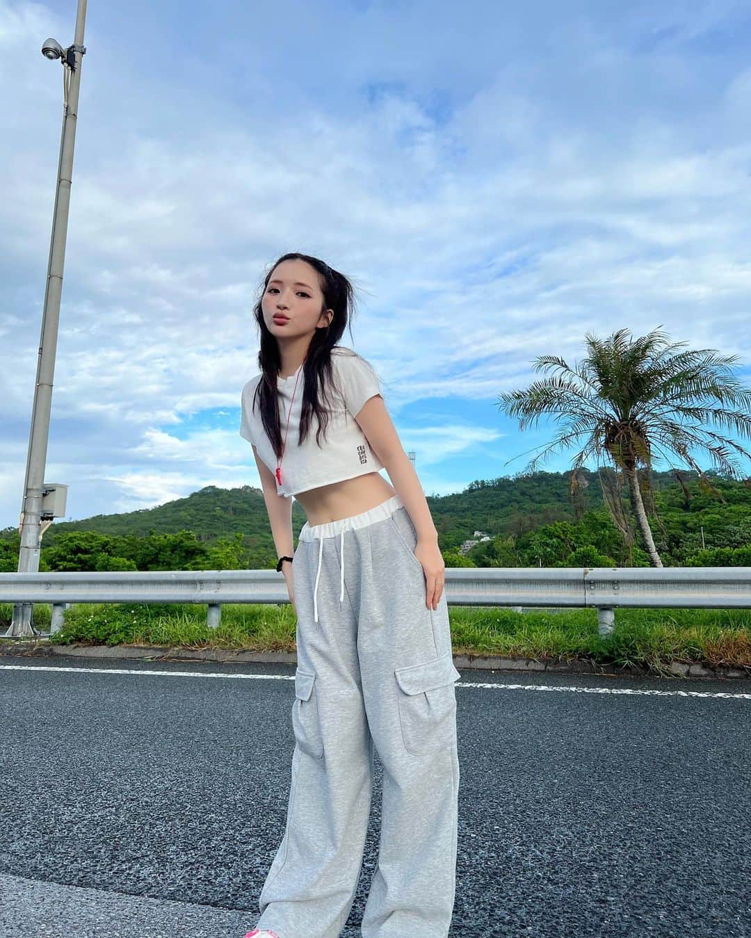 南りほさんのインスタグラム写真 - (南りほInstagram)「ハイタイ🌺☀️☁️🫧 台風心配してたけど沖縄天気良くて良かった🥲🤍風が気持ちいい〜」9月4日 19時36分 - minami.riho