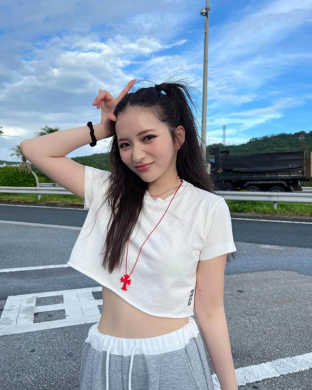 南りほのインスタグラム：「ハイタイ🌺☀️☁️🫧 台風心配してたけど沖縄天気良くて良かった🥲🤍風が気持ちいい〜」