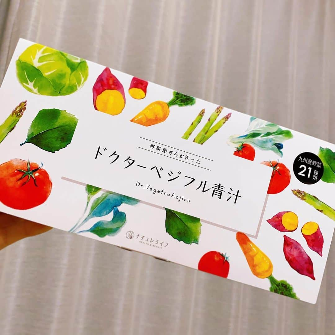 mizukiのインスタグラム：「.  21種類の九州産野菜を使った 安心安全のおいしい青汁💫  きなこと黒糖も入ってて 自然な甘みがあって美味しい👌🏻  いつも青汁はお水とかお茶で飲んでたけど これは牛乳で割って飲んでる🥛🤍  野菜不足の人におすすめです🥬  PR @naturelife.channel #ナチュレライフ #青汁 #添加物不使用 #野菜不足解消 #九州産野菜 #健康野菜 #ドクターベジフル青汁 #九州 #野菜不足 #健康 #黒糖」