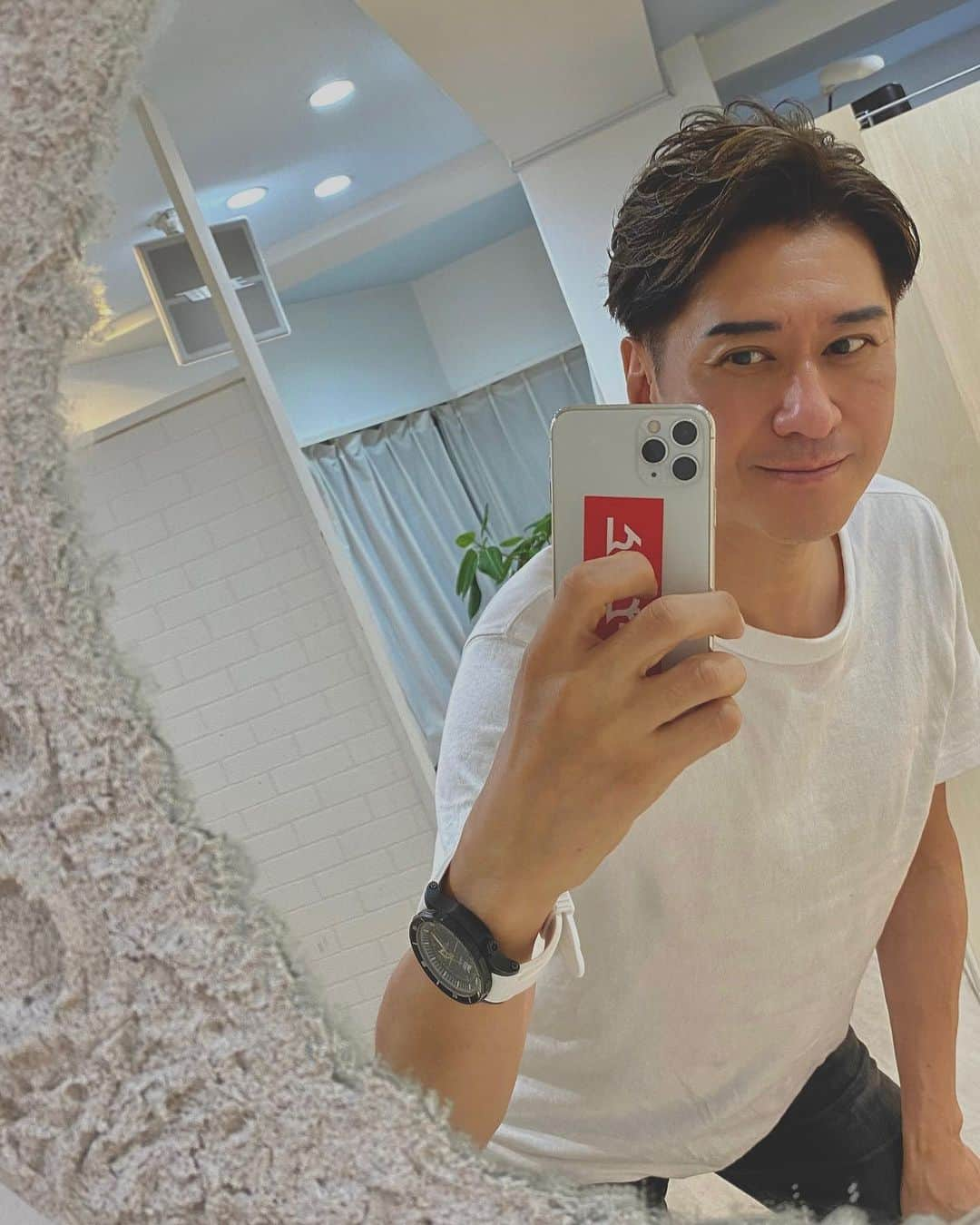 川崎麻世のインスタグラム：「1カ月ぶりに髪切ってスッキリした💇‍♂️  #LIBRE #恵比寿リブレ #メンズヘア  #川崎麻世 #川﨑麻世」