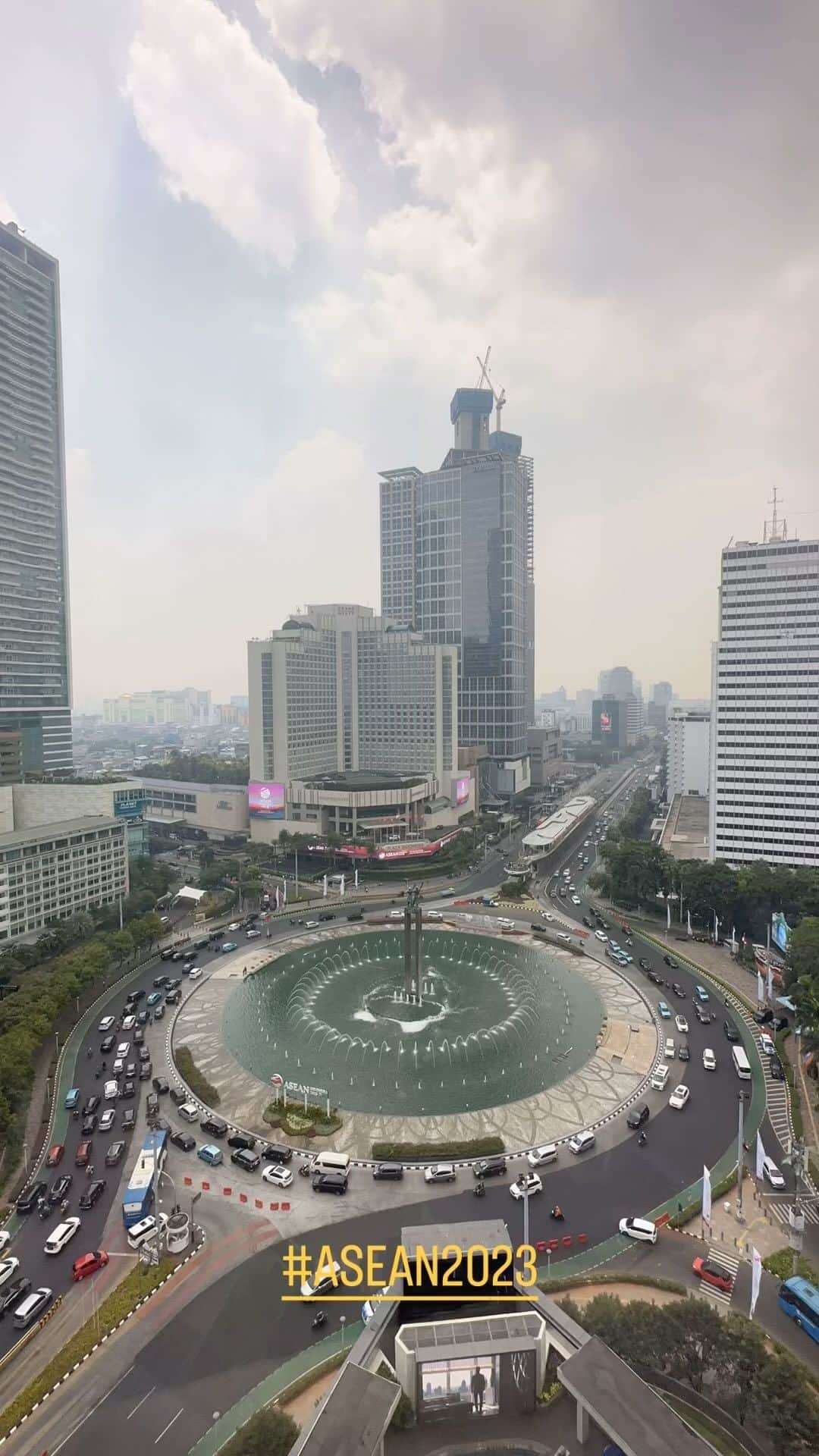 リー・シェンロンのインスタグラム：「Have arrived in Jakarta for the 43rd @ASEAN Summit and Related Summits.   There are Summit banners and displays all over this bustling city as Indonesians prepare to host ASEAN and other leaders for meetings over the next few days.  Against the uncertain global and economic outlook, strengthening ASEAN centrality and connectivity remains key to keeping our region vibrant and resilient. There is also much potential for deeper collaboration with ASEAN dialogue partners. – LHL  @asean_ri #ASEAN2023 #ASEANIndonesia2023 #ASEANmatters  (MCI Video by Chwee)」