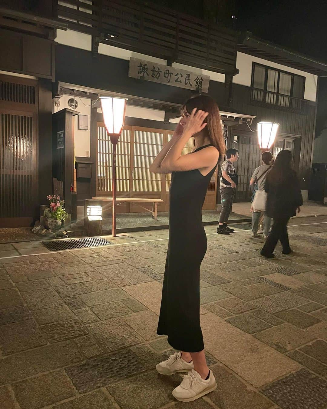 的場絢香さんのインスタグラム写真 - (的場絢香Instagram)「👘 ⁡ おわら風の盆。 ⁡ 富山市八尾町で毎年9月1日から 3日間開催されるお祭り。 ⁡ 先月旅したがーるのロケで八尾に行って 伝統文化を学んで お祭り当日、行ってきました~！ ⁡ ぼんぼりに灯りがともった美しい八尾の街並みに 歌声と胡弓の音色が響いて、 みなさんが踊られる♡ 風情があってほんとに素敵~✨  ロケで教えていただいた豊年踊りも 和踊りに入って踊ってきました♩ ⁡ _ _ _ #石川テレビ #旅したがーる #富山県 #八尾 #おわら風の盆」9月4日 19時41分 - ayaka_matoba