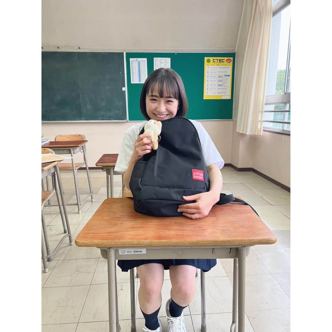田牧そらのインスタグラム：「📷  『カメラ、はじめてもいいですか？』  今夜第10話が放送されます！ ミトの、チサトさんに対する思いとお母さんに対する思いに注目していただきたいです。 複雑な感情のお芝居はとても難しかったですが、ウエダアツシ監督やチサト役の手島実優さんと何度も話し合いをしながら撮影しました。  ぜひご覧ください。  👆🏻写真はミトのリュックについているきなこと♡ ミトの愛犬「きなこ」のグッズは、ミトの持ち物だったり、部屋にもたくさんあるので見つけてみてください！  #カメはじ @bs260_camehaji  #田牧そら」