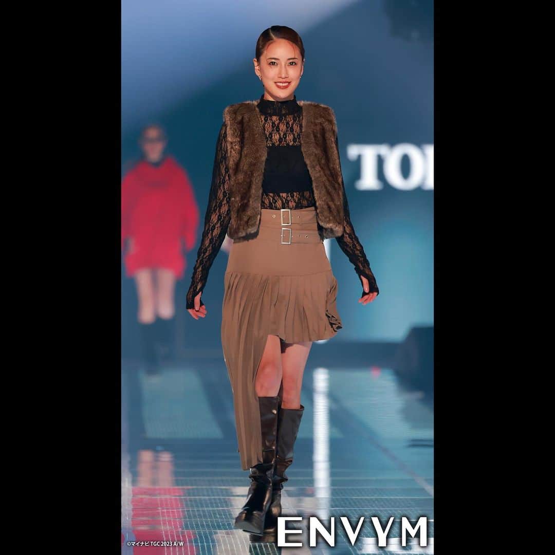 のインスタグラム：「『マイナビ TGC 2023 A/W』ENVYMの全ルック公開!!!  TGC公式YouTubeにてステージムービーも公開💕  #ENVYM / @envym_official #藤井夏恋 / @fujiikaren_official #中町綾 / @ayanakamachi #中町JP / @demichenakamachi #みりちゃむ / @mirichamu_0710 #本田仁美 / @10_hitomi_06  ***************** 「第37回 マイナビ 東京ガールズコレクション 2023 AUTUMN/WINTER」 日時：2023年9月2日（土） 会場：さいたまスーパーアリーナ  #マイナビTGC #TGC #東京ガールズコレクション #fashion #fashionshow #Tokyo #Tokyogirlscollection #event #ootd #coordinate #model #Japan #ファッションショー #イベント」