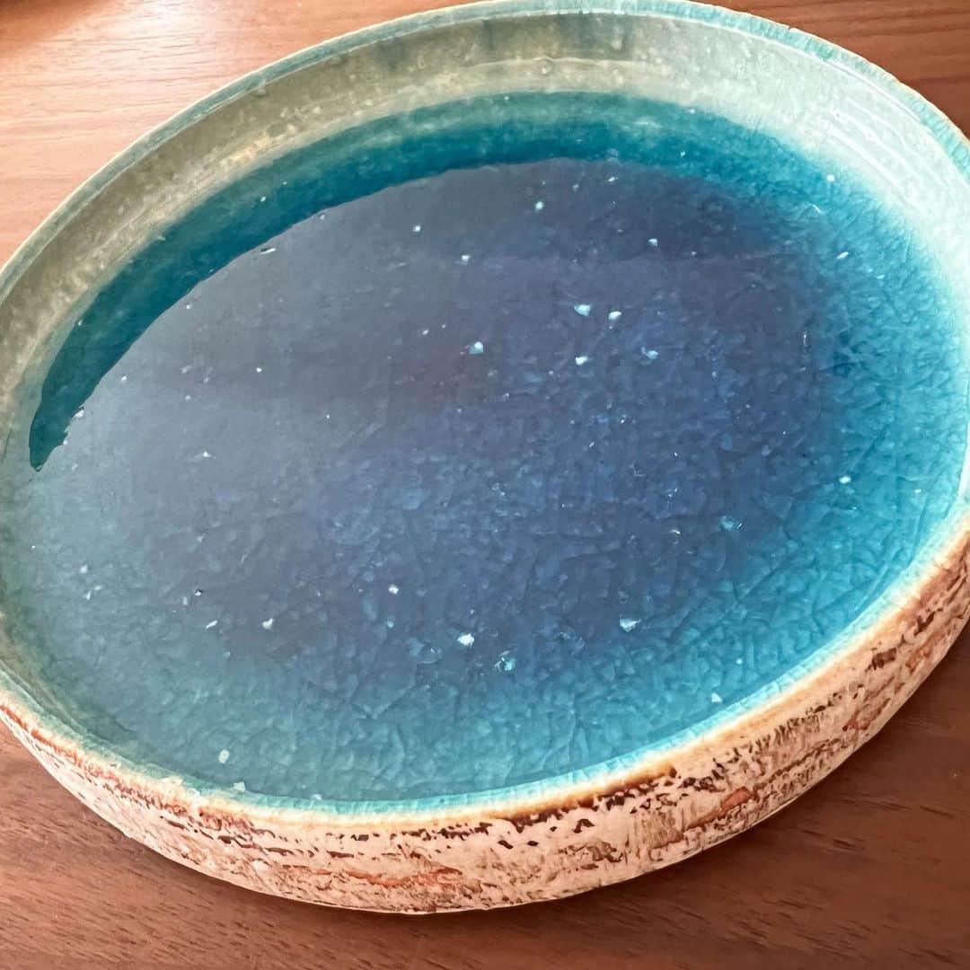 岡部玲子さんのインスタグラム写真 - (岡部玲子Instagram)「沖縄からのお届け物🎁  沖縄の食器  やちむん  少しずつ少しずつ増えてきました🥹  今日は沖縄から帰ってきた人に 沖縄の食器で 沖縄で有名なお野菜を使って 晩御飯😂  新しい食器をいっぱい使いたくて ちょっと食器の色のバランスが微妙でしたが…  まぁいっか😅  今日のご飯は  @lowcarbbeauty   に載せました☺️  素敵な食器に盛り付けることを考えると お食事を作る時のワクワク感も一気に増して モチベーションも上がる👍  皆さんモリモリ食べて健康に💪 (我が家はまた👧風邪っぴき😢)  ホント  健康第一です‼️  #岡部玲子 #タレント　#レポーター　#競馬キャスター　#沖縄食器 #やちむん　#沖縄　#晩御飯」9月4日 19時45分 - reiko_okabe