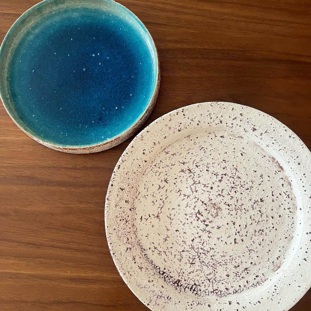 岡部玲子さんのインスタグラム写真 - (岡部玲子Instagram)「沖縄からのお届け物🎁  沖縄の食器  やちむん  少しずつ少しずつ増えてきました🥹  今日は沖縄から帰ってきた人に 沖縄の食器で 沖縄で有名なお野菜を使って 晩御飯😂  新しい食器をいっぱい使いたくて ちょっと食器の色のバランスが微妙でしたが…  まぁいっか😅  今日のご飯は  @lowcarbbeauty   に載せました☺️  素敵な食器に盛り付けることを考えると お食事を作る時のワクワク感も一気に増して モチベーションも上がる👍  皆さんモリモリ食べて健康に💪 (我が家はまた👧風邪っぴき😢)  ホント  健康第一です‼️  #岡部玲子 #タレント　#レポーター　#競馬キャスター　#沖縄食器 #やちむん　#沖縄　#晩御飯」9月4日 19時45分 - reiko_okabe