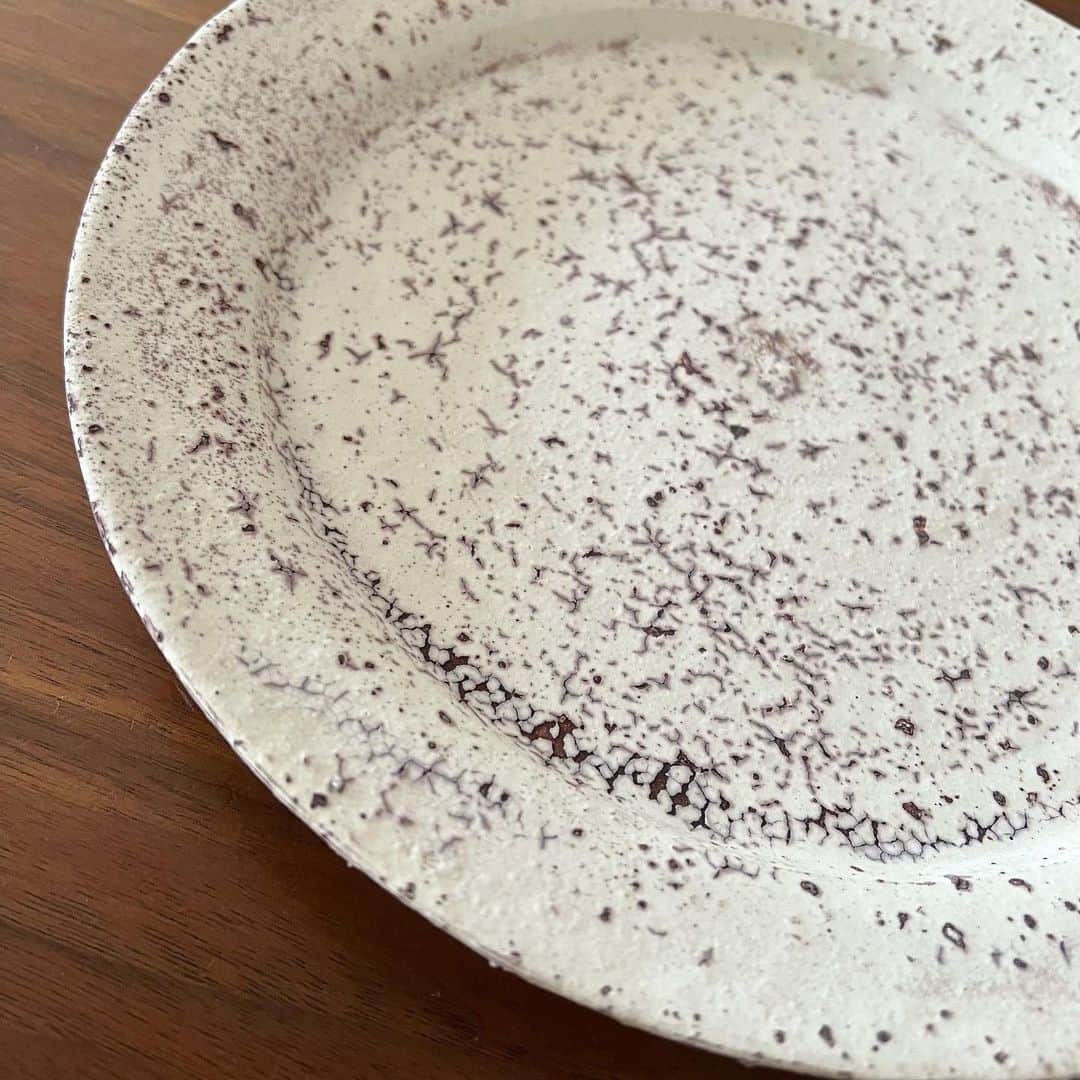 岡部玲子さんのインスタグラム写真 - (岡部玲子Instagram)「沖縄からのお届け物🎁  沖縄の食器  やちむん  少しずつ少しずつ増えてきました🥹  今日は沖縄から帰ってきた人に 沖縄の食器で 沖縄で有名なお野菜を使って 晩御飯😂  新しい食器をいっぱい使いたくて ちょっと食器の色のバランスが微妙でしたが…  まぁいっか😅  今日のご飯は  @lowcarbbeauty   に載せました☺️  素敵な食器に盛り付けることを考えると お食事を作る時のワクワク感も一気に増して モチベーションも上がる👍  皆さんモリモリ食べて健康に💪 (我が家はまた👧風邪っぴき😢)  ホント  健康第一です‼️  #岡部玲子 #タレント　#レポーター　#競馬キャスター　#沖縄食器 #やちむん　#沖縄　#晩御飯」9月4日 19時45分 - reiko_okabe
