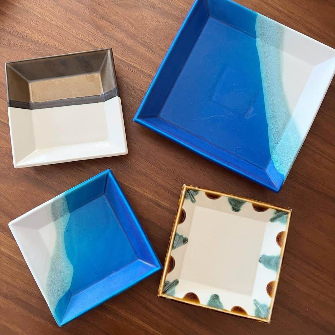 岡部玲子さんのインスタグラム写真 - (岡部玲子Instagram)「沖縄からのお届け物🎁  沖縄の食器  やちむん  少しずつ少しずつ増えてきました🥹  今日は沖縄から帰ってきた人に 沖縄の食器で 沖縄で有名なお野菜を使って 晩御飯😂  新しい食器をいっぱい使いたくて ちょっと食器の色のバランスが微妙でしたが…  まぁいっか😅  今日のご飯は  @lowcarbbeauty   に載せました☺️  素敵な食器に盛り付けることを考えると お食事を作る時のワクワク感も一気に増して モチベーションも上がる👍  皆さんモリモリ食べて健康に💪 (我が家はまた👧風邪っぴき😢)  ホント  健康第一です‼️  #岡部玲子 #タレント　#レポーター　#競馬キャスター　#沖縄食器 #やちむん　#沖縄　#晩御飯」9月4日 19時45分 - reiko_okabe
