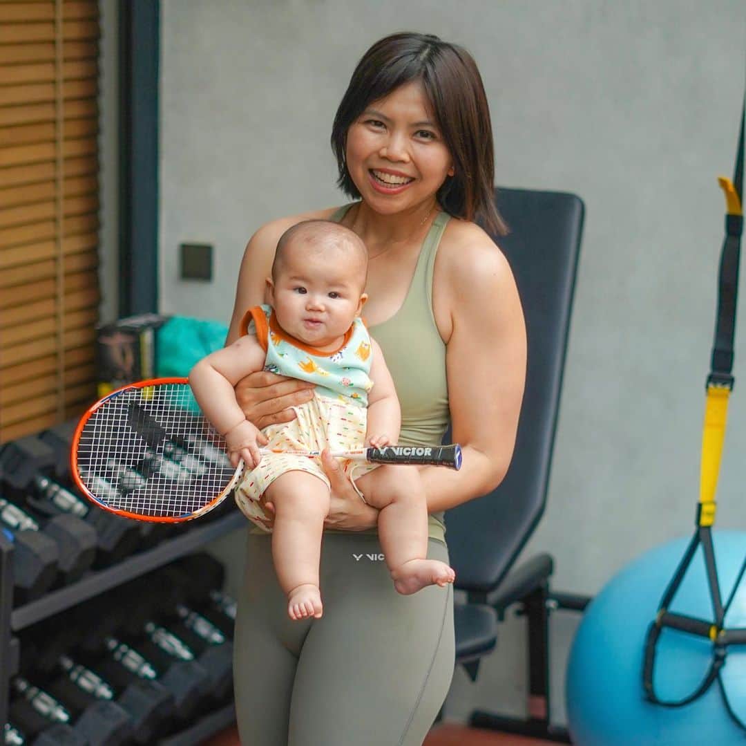 グレイシア・ポリーのインスタグラム：「Jessia happy banget ikutan mama olahraga, sambil gaya pegang raket pula 😆🏸  Apalagi Jessia pakai baju bayi @velvetjunior yang nyaman, bikin mood selalu ceria seperti warna-warni serunya 🥰」