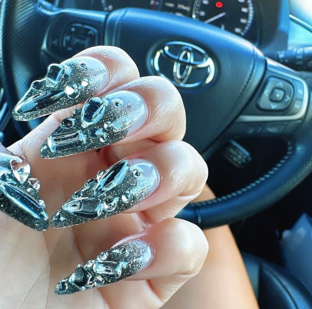 あちゅさんのインスタグラム写真 - (あちゅInstagram)「ぎらんぎらんの武器  #nail #nails #longnails #silvernails #ロングスカルプ #スカルプネイル」9月4日 19時49分 - achuuuu27