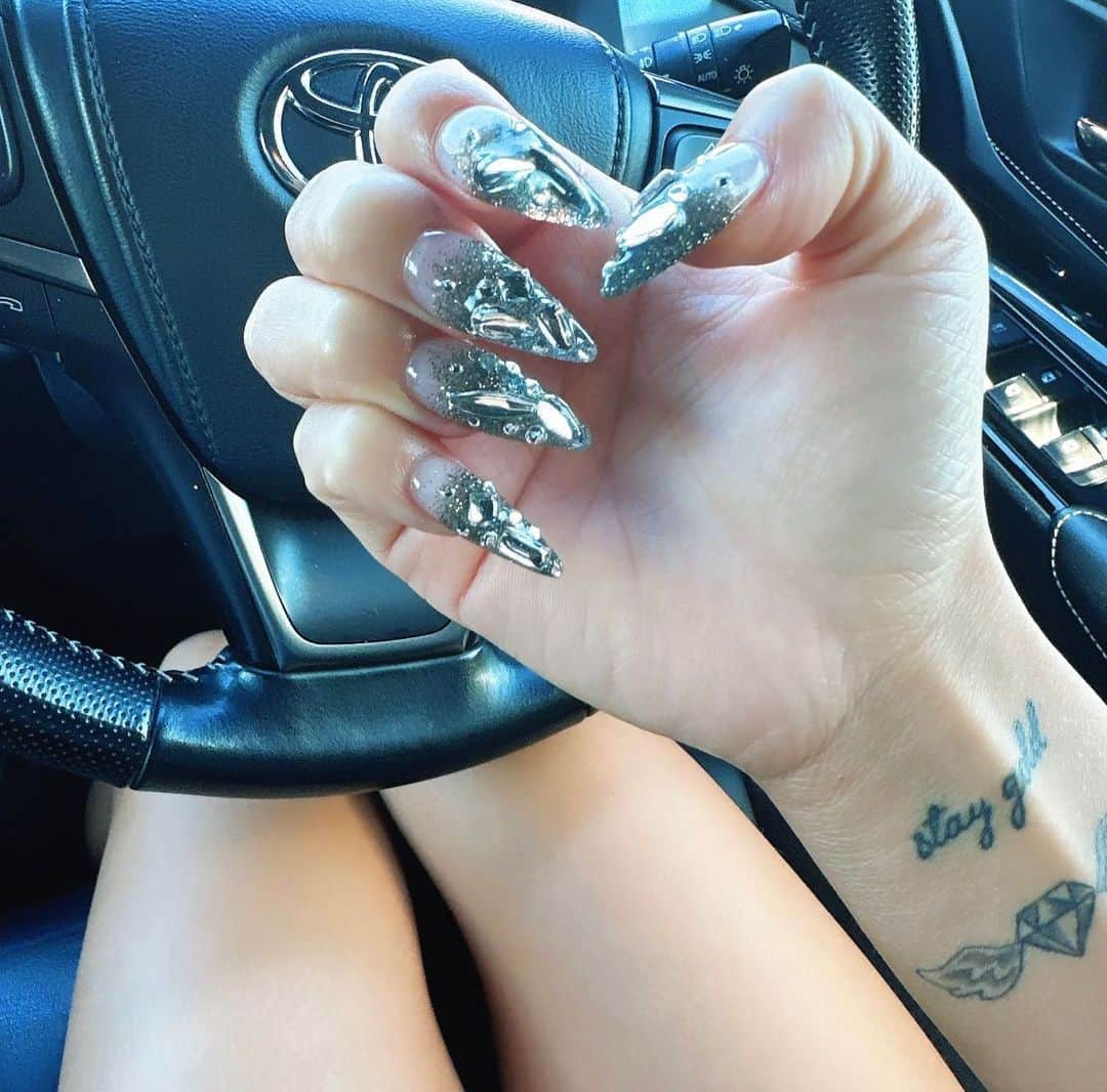 あちゅさんのインスタグラム写真 - (あちゅInstagram)「ぎらんぎらんの武器  #nail #nails #longnails #silvernails #ロングスカルプ #スカルプネイル」9月4日 19時49分 - achuuuu27