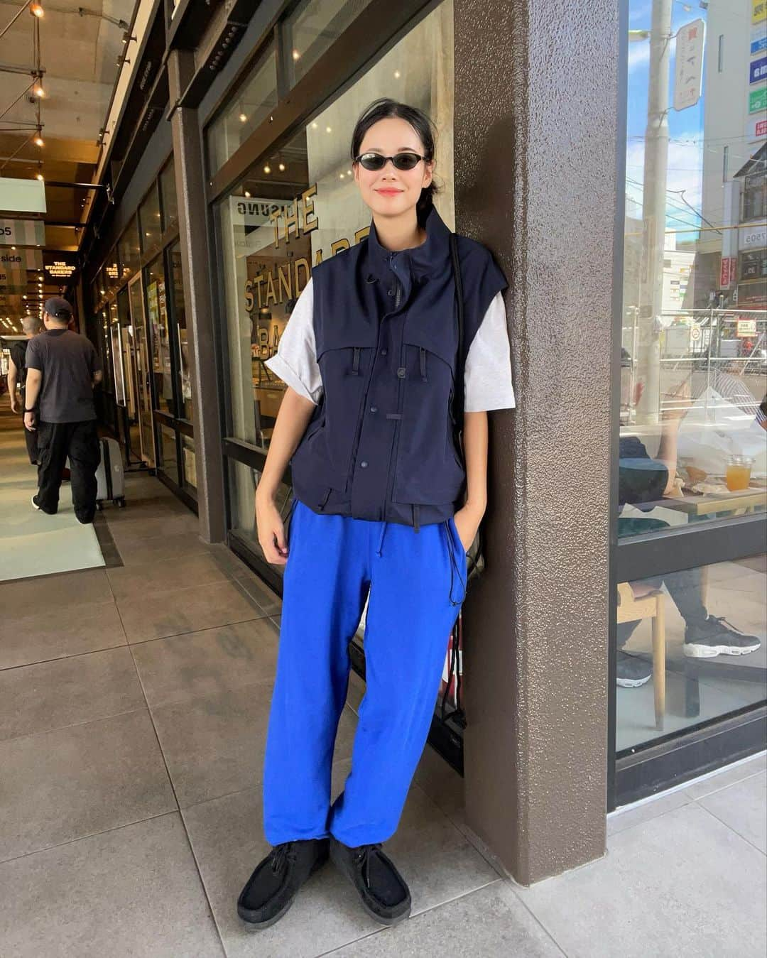 田中シェンのインスタグラム：「秋服、はじめました。  Vest @daiwapier39_official  T-shirts @sudsudouest_s2o  Pants @freaksstore_official  Shoes @clarksoriginals  Bag @gordonmiller_official   秋支度入門ということで とりあえずベストを投入しました💪🏻 昼間はまだ熱いけどクーラー効いてる 部屋には意外にも丁度良い⭕️🙆  _____________________________  #下北沢駅近  @kitasando_coffee  #kitasandocoffee下北沢  _____________________________  流れるカーテンと湾曲した木の椅子が アール・ヌーヴォーな店内(あってる？) 実は複合施設で小さな映画館🎞️だったり、 オフィスが入ってたりして外から見た印象より ハイテクでした！☕️ この日はお昼ご飯の台湾料理に全胃腸を 捧げようと思っていたので、 エスプレッソトニックを🍋🚿☕️ ほど良き酸味で蘇りました。 窓際のダイナーみたいな席が寒くなくておすすめ！  _____________________________  #下北沢台湾料理  @maomi_shimokita  #猫米  _____________________________ 空いている日が意外と少ないこちらの お店に開店とともに突撃🦬‼️ お店の外観が可愛いなぁってずっと 気になっておりました。 お店の方も、台湾に料理の研修にいくほどの 本場っぷりで、でもデザートまで食べたかったので ルーロー飯(ご飯少なめ)定食にしました☺️ ルーロー飯はもちろん美味しいんだけど、 この日でた冬瓜の生姜スープを是非食べてほしい‼️ このシンプルな味が台湾🇹🇼を思い出します。 緑豆の豆花は珍しいと思うだけど、胃腸を 整える効果もあってデザートに最適だった✌️ できれば毎朝食べたい🥹❤️ _____________________________  I’ve found cute little Taiwanese restaurant  Near #shimokitazawagram 🚉 station! It’s called @maomi_shimokita 🇹🇼 What’s so good about it is,  cool staff and  They go over to Taiwan time to time, so they’re  Truly Taiwanese food in Tokyo !  I recommend u #ルーロー飯 and #緑豆豆花 🧑‍🍳 I’m sure It will double the trip for you ❤️ _____________________________ #下北沢カフェ巡り #下北沢グルメ巡り  #下北沢さんぽ #下北沢テイクアウト #下北沢スイーツ  #下北沢ごはん #daiwapier39 #ダイワピア39  #ベストコーディネート #秋冬コーデメンズ #raybansunglasses😎  #일본여행🇯🇵 #東京観光🗼 #tokyotourguide  #yutenji  #여행일기✈️ #푸드스타그램🍴  #카페스타그램☕🍨🍰 #每日穿搭分享  #日系穿搭 #日本旅行記 #tokyofashionattitude  #シティガール」