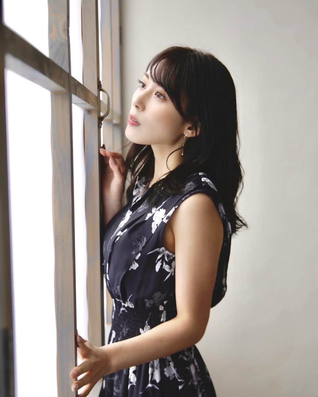 のインスタグラム：「この夏1番着た気がするこのワンピース👗✨ タイトじゃないのにスタイルよく見えるし、大人っぽくて可愛いのでお気に入り♡😚  秋冬の洋服も色々見てるけど可愛すぎて決められない🫣💸」
