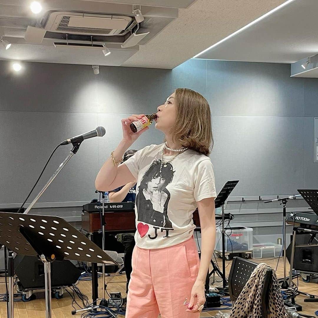 野宮真貴のインスタグラム：「. いよいよ二週間をきったビルボードライブ「野宮真貴、渋谷系歌謡曲を歌う。」  差し入れのドリンク剤をグビッと飲みながらリハーサル頑張ってます💪  【ビルボードライブ東京】（1日2回公演）9/17（日）9/18（月・祝） http://www.billboard-live.com/pg/shop/show/index.php?mode=detail1&event=14300&shop=1  【ビルボードライブ大阪】（1日2回公演）9/22（金）  http://www.billboard-live.com/pg/shop/show/index.php?mode=detail1&event=14301&shop=2  詳しくはプロフィールLinktreeから☝️  #松本伊代 #iyomatsumoto #平山みき #mikihirayama #筒美京平 #橋本淳 #ビルボードライブ東京 #ビルボードライブ大阪 #ビルボードライブ #渋谷系歌謡曲 #歌謡曲 #渋谷系を歌う #野宮真貴 #missmakinomiya」