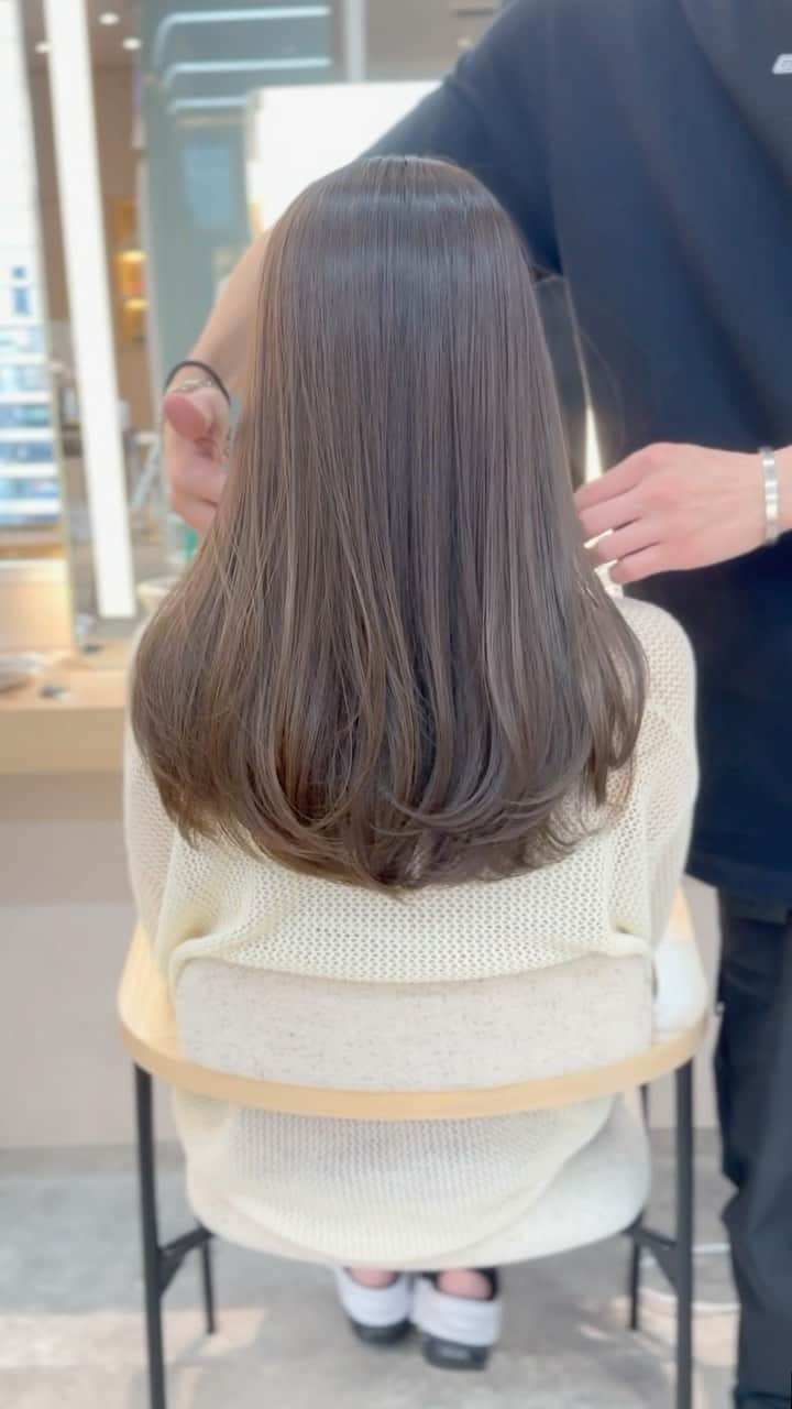 小西涼のインスタグラム：「艶髪【グロスグレージュ10トーン】 お客様スタイル✂︎✂︎✂︎ ． ローレイヤーワンカール×グロスグレージュ✨ ワンカールスタイリングのフレアミディアム✂︎ 透明感・艶感の高いグレージュ✨ ブルー、モーブ、グレーの3つブレンドカラーになります✨  ポニーテールにしても可愛さアップ🙆‍♂️ ． #ベージュ #グレージュ #ミディアムレイヤー#レイヤーカット  #ワンカール」