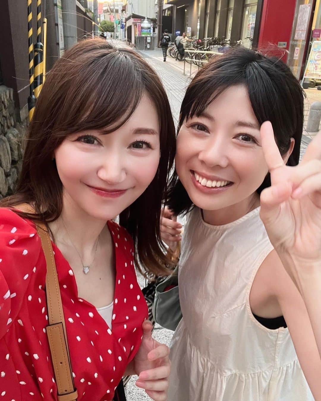 開高明日香のインスタグラム：「モノモノ倶楽部MCのマミちゃんとランチからのカフェデート❤️  マミちゃんは、相変わらずの天使っぷり👼 言葉、振る舞い、全てに愛が溢れてる✨ 癒された🫧  久しぶりだったので、いろーんなお話をたくさんして、あっという間に晩御飯の時間😝  素敵なお誕生日のプレゼントも頂いた🥹💕  あぁ。楽しかったー❤️  大切に受け継いでくれたマミちゃん達が創り出す新しい進化したモノモノ倶楽部、今も変わらず私も大好きな番組です🥰  #お店選びも沢山悩んでくれて嬉しかった #アドバイスくださったスイーツ王子のスタッフさんにも感謝❤️ #身体に優しいほっこりできる素敵なお店💓 #写真撮り忘れて帰りの駅前で慌ててぱちりこ😋」