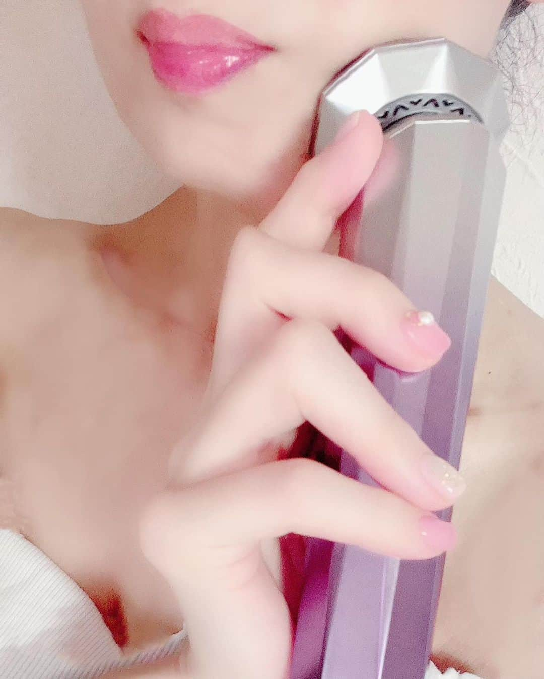 pe_momo.293のインスタグラム：「はろ～💛. お疲れ様+･｡✧*. . . 今日は美容Post✨✨. . アンチエイジ美容、美活が大好き💕. ややこしいんは無理😓. 続けれる簡単なんがいい🥹 . . 簡単にエステ並みのケアが出来ちゃうという多機能美顔器✨✨✨. 『ANLAN 　RF温冷美顔器 日本製ジェルセット』 @anlan_official_japan. . 雑誌〈美人百花〉で1位を受賞したのだそう♡ , これ1台で9つの役割を持つ美顔器✨. . 🔸イオンクレンジング　🔸EMS 🔸冷却ケア　　　　　　🔸RF(ラジオ波) 🔸温熱ケア　　　　　　🔸イオンモイスチャー　　　　　　　　　　　　　 🔸振動エステ　　　　　🔸赤色光エステ 🔸青色光エステ ⁡ . 使った感想はシンプル簡単だった♡ 手持ちの美容液や化粧水で出来るし、自宅でここまで出来るん😳エステ代節約出来る笑♡ . 使った日から美容成分が浸透しやすいお肌に♡温冷機能で毛穴もキュッお肌状態が良いたお化粧のりが良い感じよ💕. . . . 簡単にまとめるとこんな感じの事ができるよ🤗 💠Cleanモード 汚れを除去 . 💠Moisturizing モード で美容液を浸透 . 💠FIRMモード RF （ラジオ波）お肌を温める . 💠EMS Lifiting リフトアップ+･｡✧* . 💠Coolモード 肌を引き締める . . . ✅Qoo10９月１日日〜12日迄 メガ割🈹ビックセール 👀チェックしてみてね  ✅シークレットクーポン㊙️ クーポンパスパード：Q0010ALRF 使用期限9月13日まで　. 12000円以上で使えるよ 良ければ使ってね😉🧡.  https:// www.goo10.jp/g/ 1010549987  . . 今日も見に来てくれてありがとう🤗💕💕. いつもみんなの言葉やいいね♡に癒しもらってます🥹 . . . . #Qoo10 #メガ割 #pr#Qoo10メガ割 #ANLAN #アンラン #RF温冷美顔器 #ANLAN温冷美顔器 #ANLAN美顔器 #温冷美顔器 #RF美顔器 #多機能美顔器 #家庭用美顔器 #美顔器 #EMS美顔器 #スキンケア #アラフォー美容#アラフィフ美容#ママ美容#毛穴ケア#美容好きな人と繋がりたい #美意識高い人と繋がりたい #美意識向上 #おうち時間」