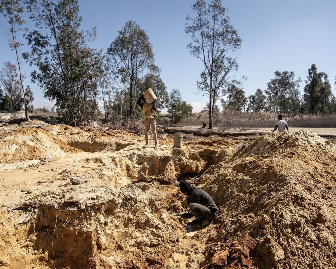 AFP通信さんのインスタグラム写真 - (AFP通信Instagram)「Artisanal miners, locally known as zama zama, mine for gold at a mining operation in Stormhill west of Johannesburg on August 2023.」9月4日 19時59分 - afpphoto