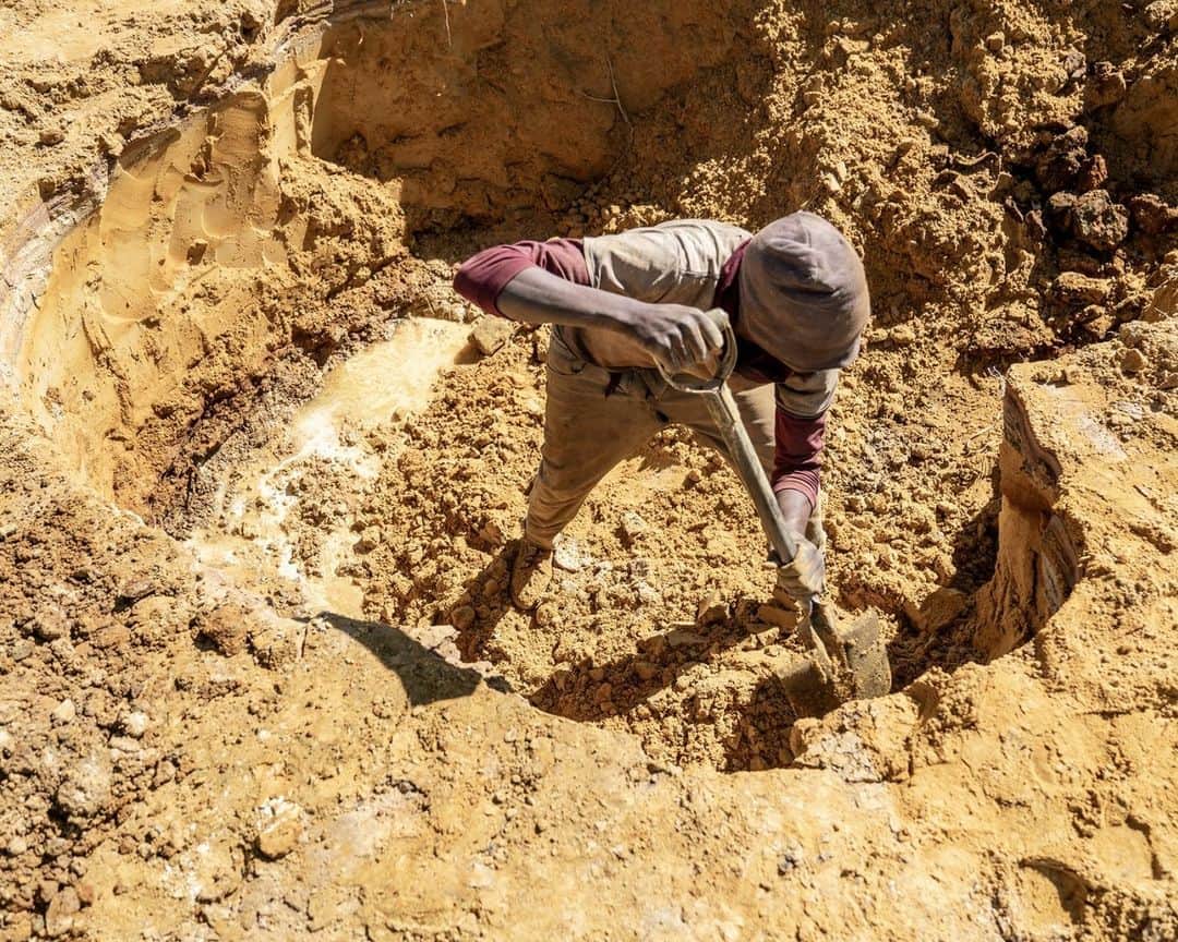 AFP通信さんのインスタグラム写真 - (AFP通信Instagram)「Artisanal miners, locally known as zama zama, mine for gold at a mining operation in Stormhill west of Johannesburg on August 2023.」9月4日 19時59分 - afpphoto