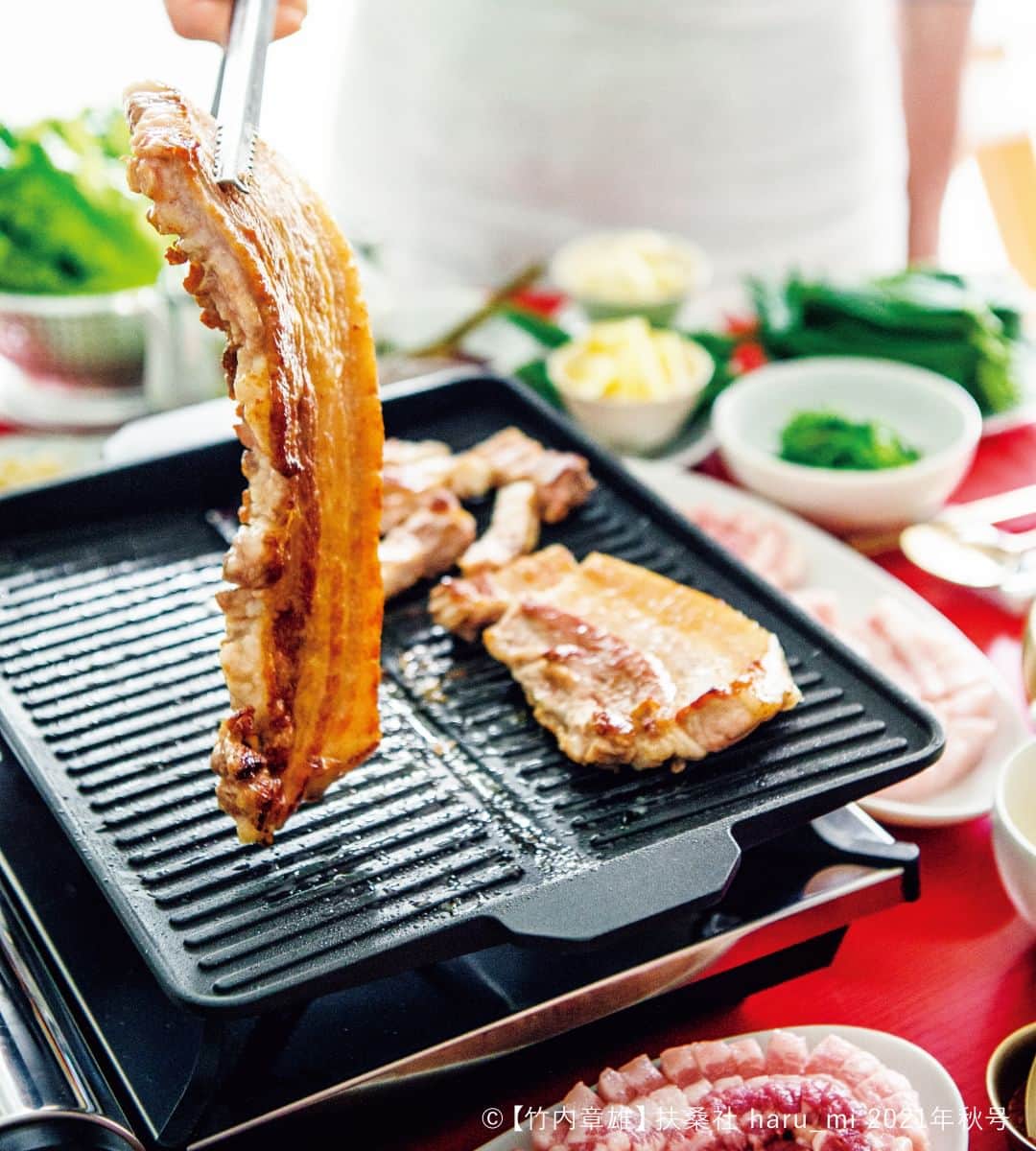 栗原はるみ「ゆとりの空間 」さんのインスタグラム写真 - (栗原はるみ「ゆとりの空間 」Instagram)「. ＼レシピ特集／ 「おうちで楽しむ韓国料理」  辛みやごま油の香りに食欲をそそられる韓国料理は、 日本でも大人気。 そんな韓国料理の人気メニューを、 おうちで楽しみませんか。  ピビンパやサムギョプサル、チヂミなど、 おもてなしにも使える人気メニューから、 トッポッキやナムルなどの、 手軽にできる家庭料理まで、 韓国料理のレシピを集めました。  「サムギョプサル」は豚バラ肉の焼き肉で、 焼き肉といっても肉以上に 野菜をたっぷり食べるのが韓国式。  厚切り肉の脂身がカリカリになるまで焼いたら 食べやすく切り分け、 用意した生野菜やナムル、 キムチや好みのたれと一緒にいただきます。  ----------------------- 「サムギョプサル」の作り方 -----------------------  ◆材料（作りやすい分量）  豚バラ肉（2cm厚さ）…3～4枚 サンチュ・サラダ菜・グリーンリーフ…各適量 えごまの葉・青じそ…各適量 韓国青とうがらし…適量 レモンのくし切り…適量 にんにく…適量 はるみジャン…適量 はるみコチュジャン…適量 レモンコチュジャン…適量 手作りサムジャン…適量 韓国のり…適量 ナムル各種…適量 白ごはん・雑穀ごはん…各適量  ※はるみジャン・はるみコチュジャン・レモンコチュジャン・手作りサムジャンの作り方はwebページで紹介しています♪  ◆作り方  ❶豚肉は（かたまりの場合は2cm厚さに切り）片面に1cm幅くらいの切り込みを入れる。  ❷葉ものはすべて洗って水気をよくきり、器に盛る。  ❸グリルパンを熱し、豚肉を焼きつける。こんがりと焼き色がついたら返して両面焼き、キッチンばさみや包丁で食べやすく切り分ける。好みで豚肉を焼く脇でにんにくや青とうがらしも焼く。  ❹葉ものに焼いた肉を取り分けてのせ、好みのたれをつけ、ナムルなどを一緒に巻いていただく。  ----------------------- レシピ特集「おうちで楽しむ韓国料理」では、 ピビンパやチヂミなど、 おもてなしにも使える人気メニューから、 トッポッキやナムルなどの、 手軽にできる家庭料理まで、 韓国料理のレシピを多数ご紹介しています♪  詳しくはプロフィールのリンクから ※特集ページからご覧いただけます @yutorino_kukan  #おうちで楽しむ韓国料理 #韓国料理 #韓国料理レシピ #한국요리 #レシピ #栗原はるみ #ゆとりの空間 #レシピ特集 #ピビンパ #サムギョプサル #ナムル #キムチ #韓国冷麺 #チヂミ #koreanfood #recipe #yutorinokukan #yutorino_kukan」9月4日 20時00分 - yutorino_kukan