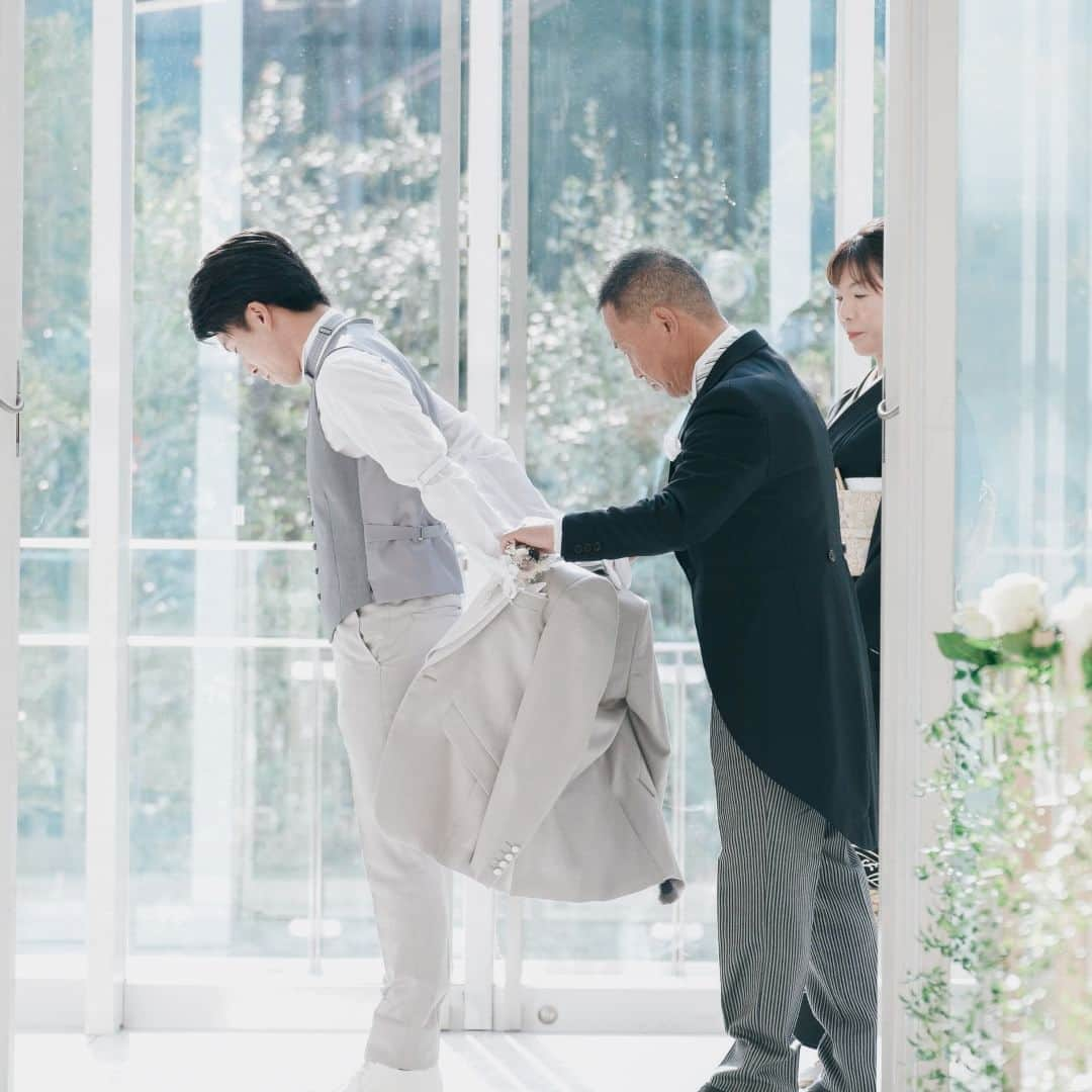 RIVIERA WEDDING　リビエラ ウェディング　公式さんのインスタグラム写真 - (RIVIERA WEDDING　リビエラ ウェディング　公式Instagram)「. 眩しい光に包まれて、新郎様のジャケットセレモニー。 ゲストの皆様にも驚きと笑みが溢れる、チャペル”ブランシュール”。」9月4日 20時00分 - riviera.tokyo.weddings