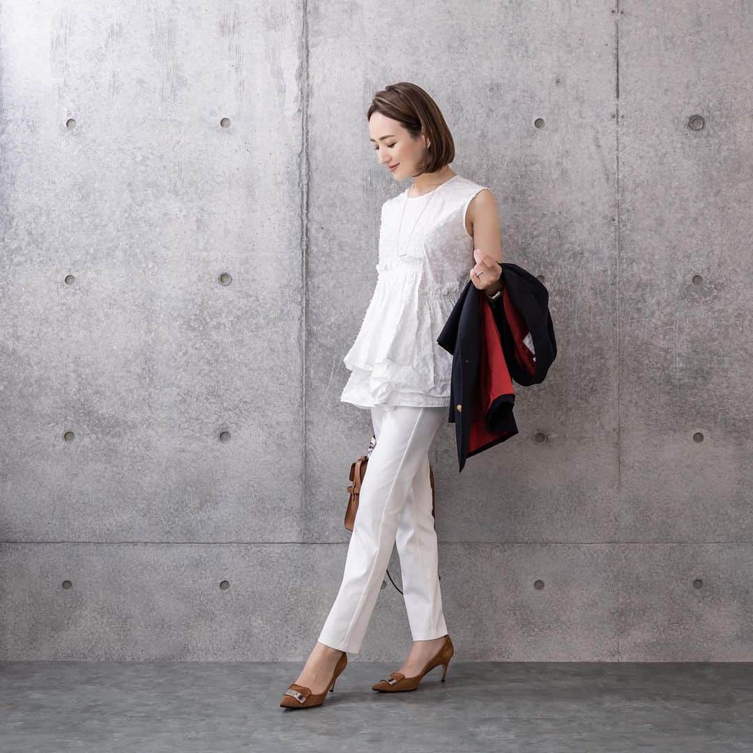 星玲奈のインスタグラム：「きちんとめな日も、カジュアルな日も、トレンドを取り入れたい日も。 とにかく楽な履き心地で、毎日日替わりでも活躍するグンゼからでた新作Tucheのパンツ。今回4本を履いてコーディネートしてみました❤️   つい手にとるボトムスって、 まずは履き心地、シルエットのキレイさや合わせやすさなどのデザイン、動きやすさ、お手入れのしやすさ。 と、ポイントはたくさん。 それらをまるっと叶えてくれて かつ、お手頃価格というのがとても嬉しい！ 4パターンのデザインの特徴と感想をさらっと。   ✔️レギンスパンツ 商品名：綿混美脚ストレートパンツ …伸縮性抜群ながらも、きちんとした細身シルエットをキープ。レギンスのように柔らかく履き心地がよい、さらに美脚まで叶えてくれる！通年で使える素材感！   ✔️サスペンダーパンツ 商品名：肩紐取り外し可能2wayワイドサロペット …取り外しのできるサスペンダーベルト付きで、大人かわいいコーデに。ワイドなシルエットもトレンド感たっぷり！合わせるトップスや肩紐の調整次第で幅広くコーデを楽しめる！   ✔️ジョガーパンツ 商品名：ヴィンテージサテンジョガーパンツ …サテン生地がとにかく高見え！トレンドのジョガーパンツは、シルエットに無駄がなく 美脚見えするのも嬉しい！シンプルトップスに合わせるだけで、ぐんとこなれ感のあるコーデに。   ✔️テーパードパンツ 商品名：レーヨン混テーパードパンツ …GUNZEのボトムス人気No.1素材！きちんと見えつつも、ヒップやウエストまわりのキレイなカバー力、ウエストはゴムなのにベルトループがついたりポケットもあって オフィスシーンでも使いやすいシンプルな万能デザイン！   と。このような感じです☺️ どれも違って、どれも使いやすい！そして色違いでも揃えたくなる価格帯✨  明日、9/5の20時より ライブ配信にてこれらの4本のボトムについてご紹介したいと思います😊 お時間のある方はぜひ❤️  @tuche_gunze  #Tuche #トゥシェ #gunze #グンゼ #レギンスパンツ #サスペンダーパンツ #ジョガーパンツ #テーパードパンツ」