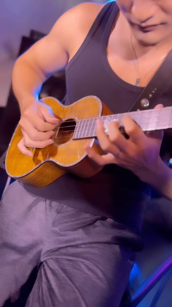 名渡山遼のインスタグラム：「practice practice practice...💦  #生音 #ukulele #名渡山遼 #musicianlife #ウクレレ #ryonatoyama #ukuleleplayer」