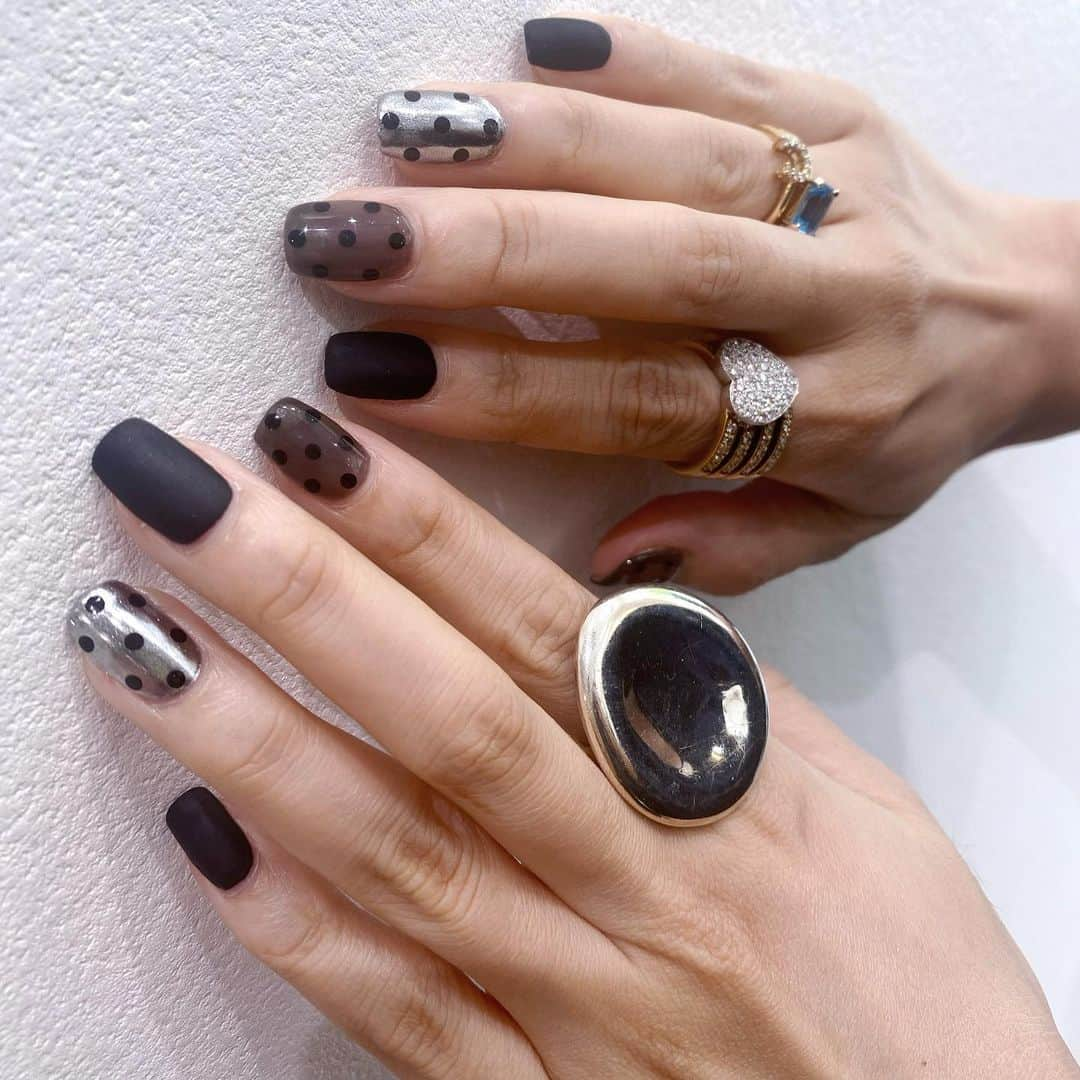 松本亜希のインスタグラム：「・ ネイルチェーンジ💅 名古屋popupに向けて、秋冬ネイルに🖤  シルバーミラーネイルにドットと透け感のあるドットも入れて、黒はマットに。 透け感のあるドットのおかげで重くならない。 クールでとってもお気に入り🖤🖤  @corsokiri ちゃんいつも素敵にありがとう♥️🖤♥️🖤  _________________________ #nail #ネイル #秋冬ネイル #マットネイル#ドットネイル#ミラーネイル #ネイルアート#ネイルデザイン  #instanail #newnail」