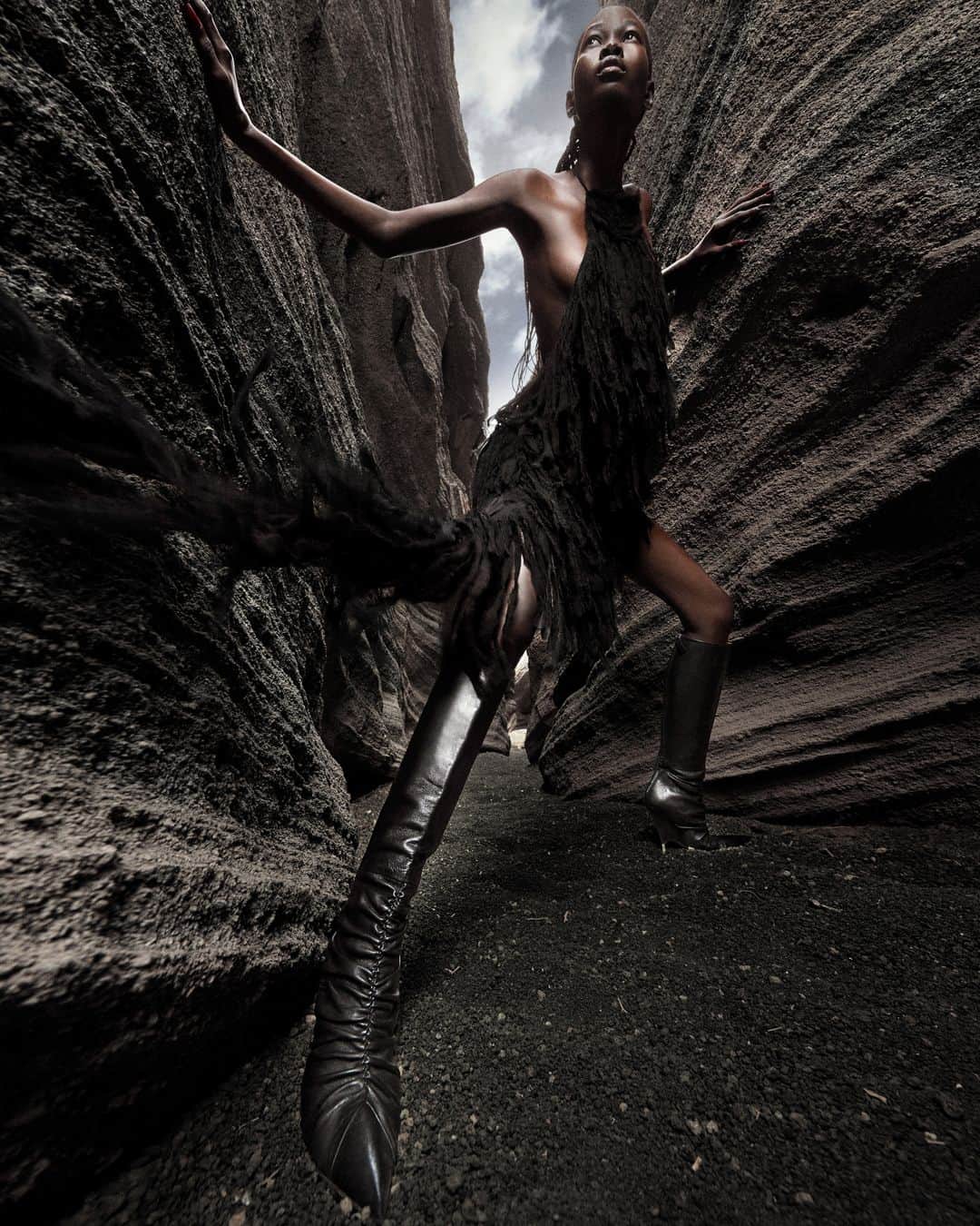 ブルマリンのインスタグラム：「A VOLCANIC TALE, FALL WINTER 2023⁣ ⁣ Discover the bags and shoes from Blumarine Fall Winter 2023 collection by @nicola_brognano⁣ Now available at blumarine.com⁣ ⁣ #Blumarine #BlumarineFW23」