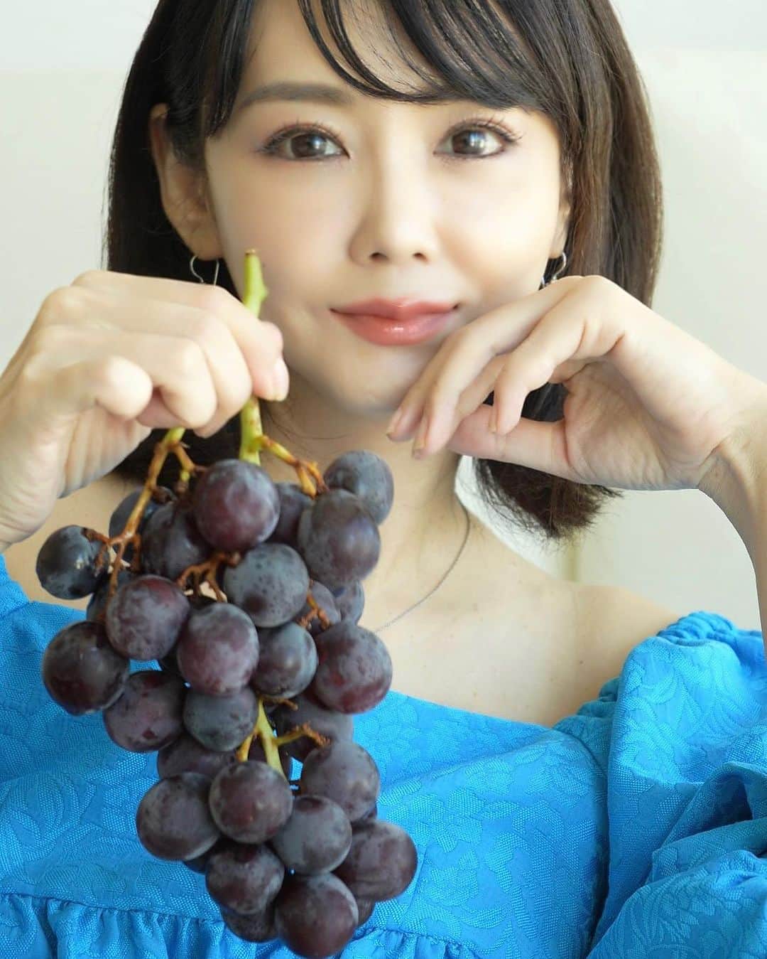 勝木友香さんのインスタグラム写真 - (勝木友香Instagram)「葡萄がいっぱい届いた🍇  フルーツ大好きなので 毎日、食後にデザートが あると思うと幸せ気分♪  福岡県大牟田市にある 野口農場さんの丁寧に育てられた露地巨峰🍇  ホルモン剤を使わず、栄養価の高い肥料を使用。 手間暇かけられた巨峰は糖度がとっても高くて、 あまーーーいです♪  さ、夕飯食べたから、 今夜も🍇タイムしよ♪  #葡萄　#巨峰　#フルーツ　#フルーツ好き　#フルーツ大好き　#農家直送  #農園　#福岡県　#grape #🍇」9月4日 20時13分 - katsukiyuhka
