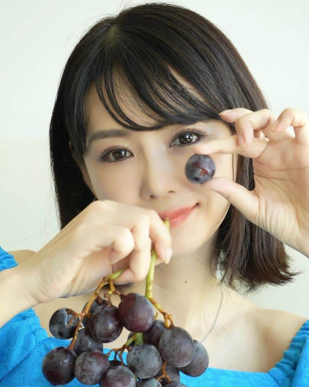 勝木友香さんのインスタグラム写真 - (勝木友香Instagram)「葡萄がいっぱい届いた🍇  フルーツ大好きなので 毎日、食後にデザートが あると思うと幸せ気分♪  福岡県大牟田市にある 野口農場さんの丁寧に育てられた露地巨峰🍇  ホルモン剤を使わず、栄養価の高い肥料を使用。 手間暇かけられた巨峰は糖度がとっても高くて、 あまーーーいです♪  さ、夕飯食べたから、 今夜も🍇タイムしよ♪  #葡萄　#巨峰　#フルーツ　#フルーツ好き　#フルーツ大好き　#農家直送  #農園　#福岡県　#grape #🍇」9月4日 20時13分 - katsukiyuhka