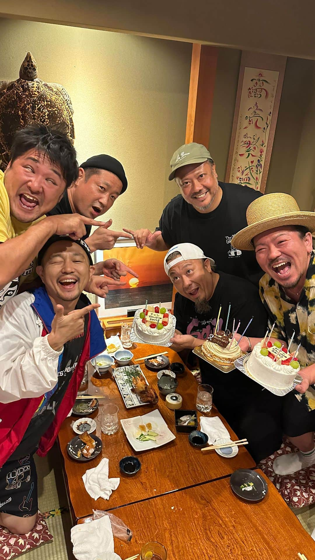 上江洌清作のインスタグラム：「続・おじさんだらけの誕生日会  #mongol800   #モンパチ」