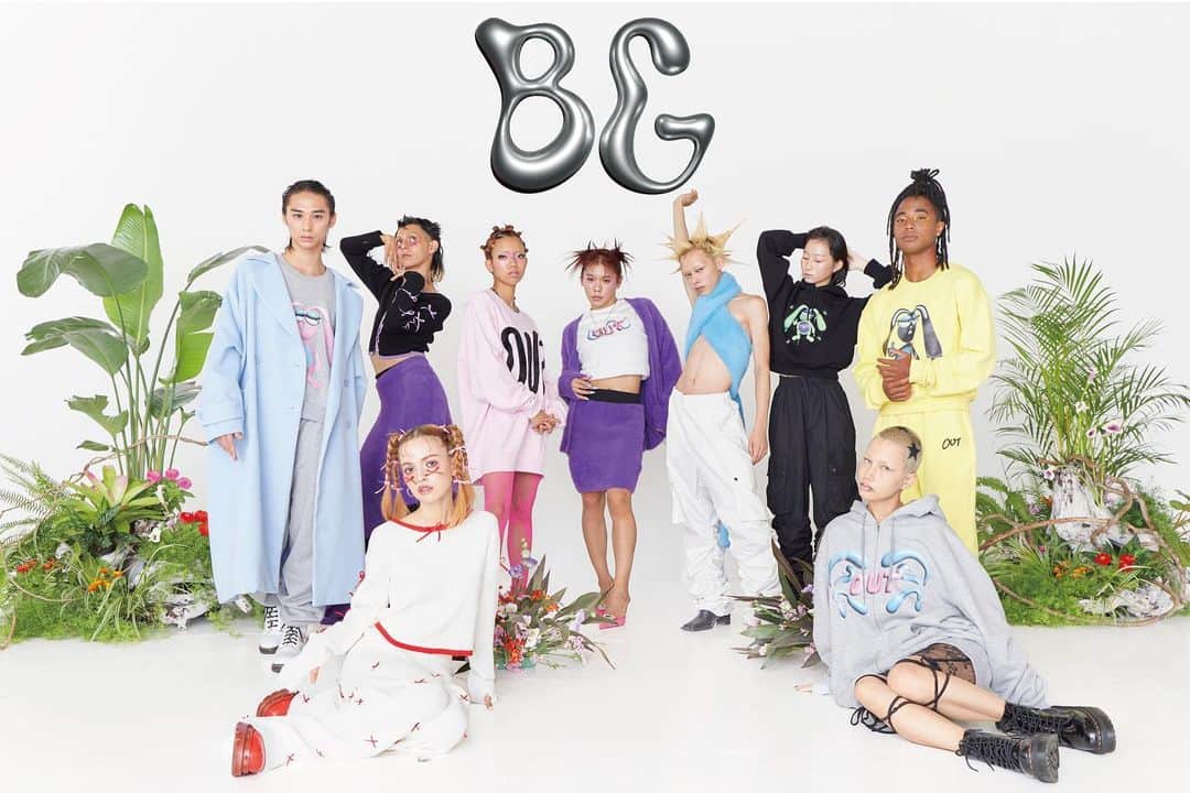 とうあのインスタグラム：「重大発表  この度アパレルブランド 【BG（ビージー）】 リリースさせて頂きます💕 あー！やっと言えた😭嬉しい😭 1年半ほど前から このプロジェクトが動きだし、 こだわりにこだわり抜いて やっと納得いくものが出来ました㊗️  小さい頃からの夢だった 自分のアパレルブランドを こんなにも早いタイミングで 叶えられるなんて 思ってもいなかったし ほんとうにほんとうに いつも応援してくれる ファンの皆のおかげです🤍🪽 皆いつもありがとう🎀  BGとはBorderless Gradation （ボーダーレスグラデーション） の略で、境目のない、自由なという 意味になってます🫰🏻  コンセプトにもある通り、 年齢にも性別にも囚われず ありのままの自分を少し強くする 心躍るままに、好奇心をそのままに 今日という日をあなたの人生で1番の日に という願いが込められています🤝🏻  お守りのような自由の象徴のような そんなブランドになることを願って 今後皆様にワクワクとドキドキと 見たことの無いものをお見せできたらなと思ってます🙋🏻‍♀️  YouTubeでも話した通り、 公式インスタ @bg_by_toatakami  公式LINE、公式サイト が公開されてます🫂  是非チェックしてみてね🤭  POPUPも沢山のワクワクを 考えているので お楽しみに🫶🏻  BGが皆の手に届く日を 楽しみにしています🥹」