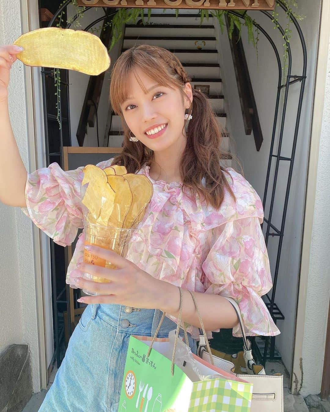 林茜実里さんのインスタグラム写真 - (林茜実里Instagram)「やっと食べれたの~！ : : 川越のさつまいもチップス！ バターつけて食べるらしい🤤 : : #川越食べ歩き #川越グルメ #川越芋 #小江戸おさつ庵」9月4日 20時05分 - amirihayashi_pimms