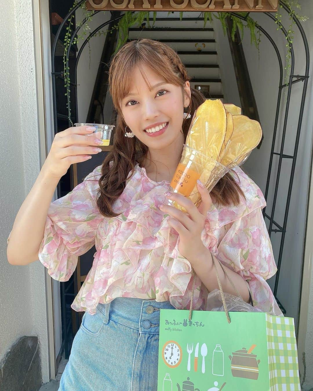 林茜実里さんのインスタグラム写真 - (林茜実里Instagram)「やっと食べれたの~！ : : 川越のさつまいもチップス！ バターつけて食べるらしい🤤 : : #川越食べ歩き #川越グルメ #川越芋 #小江戸おさつ庵」9月4日 20時05分 - amirihayashi_pimms